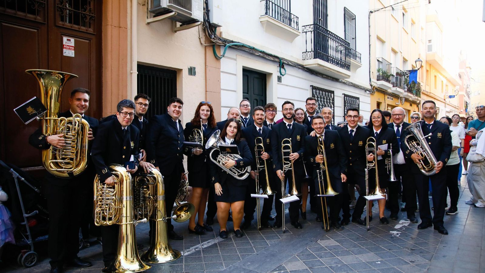 Vea la salida de la Hermandad de Los Ángeles de la Catedral de Almería