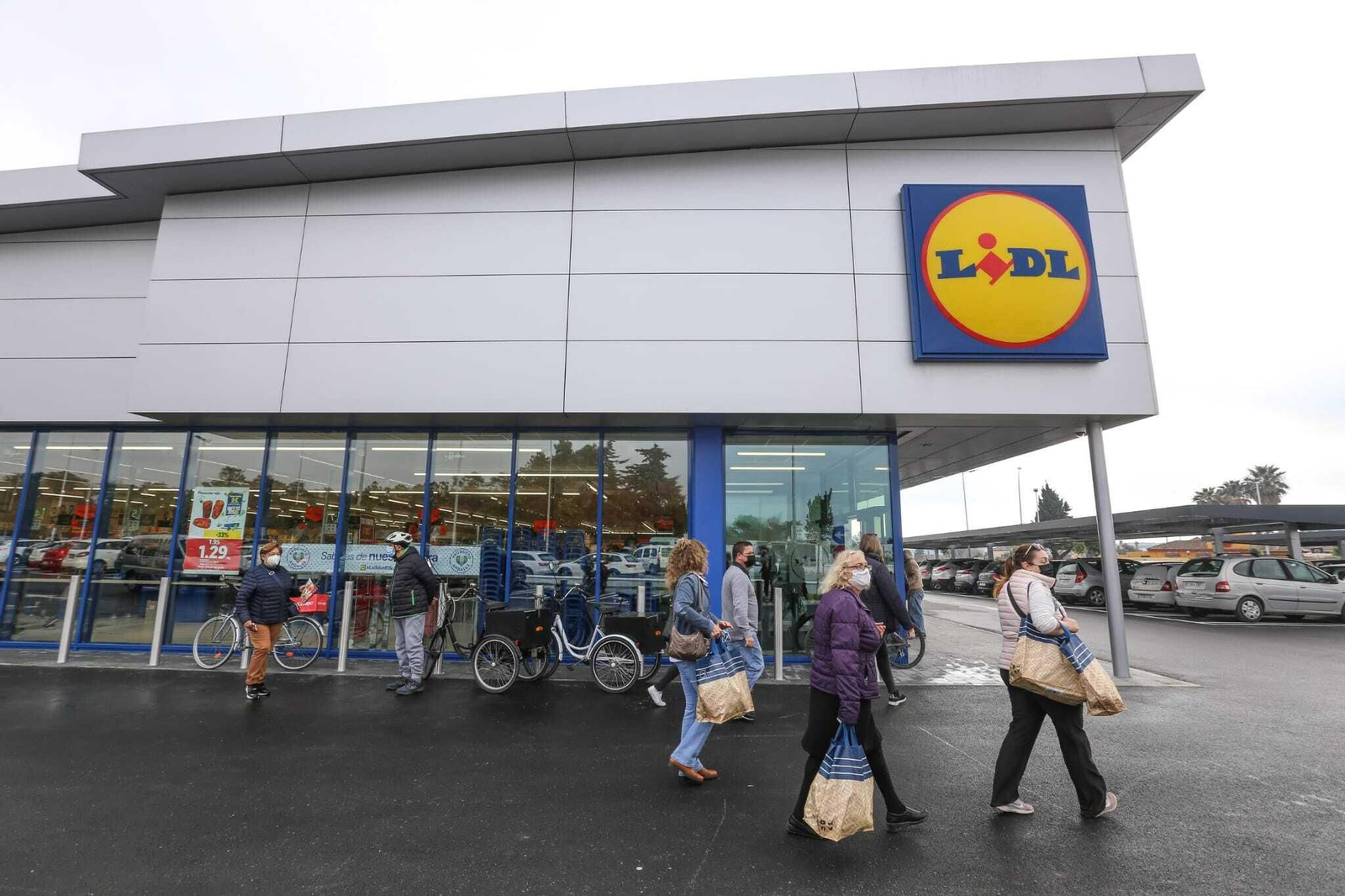 La cadena alimentaria en la rotonda de Salmorejo ha reabierto hoy tras las obras de ampliación.