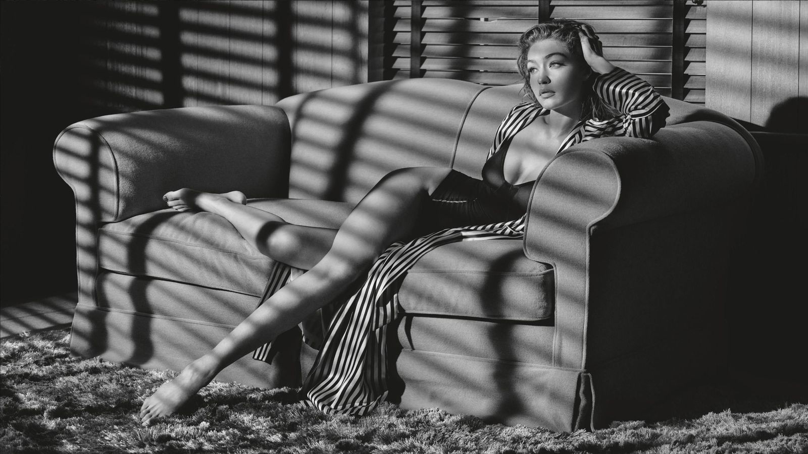 La modelo estadounidense Gigi Hadid, que da vida al personaje 'la socialité adinerada', posa para el fotógrafo Albert Watson en la edición del Calendario Pirelli 2019.