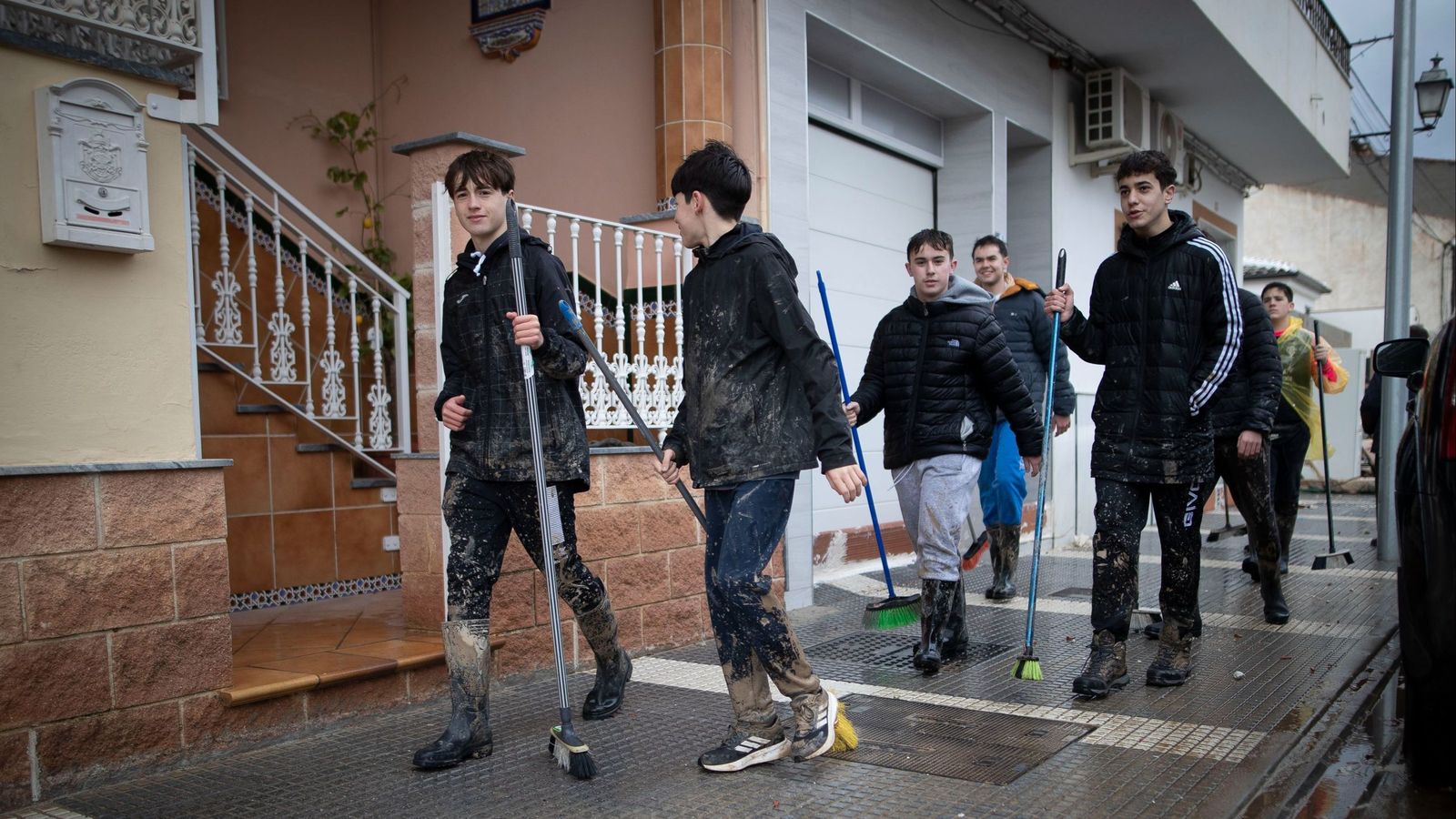 Jóvenes de Huétor Tájar con escobas para ayudar a la limpieza de su pueblo