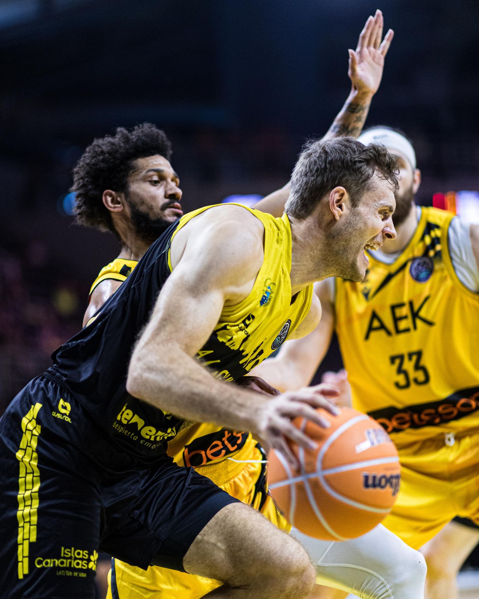 El AEK remonta y le quita al Tenerife el tercer puesto (77-73)
