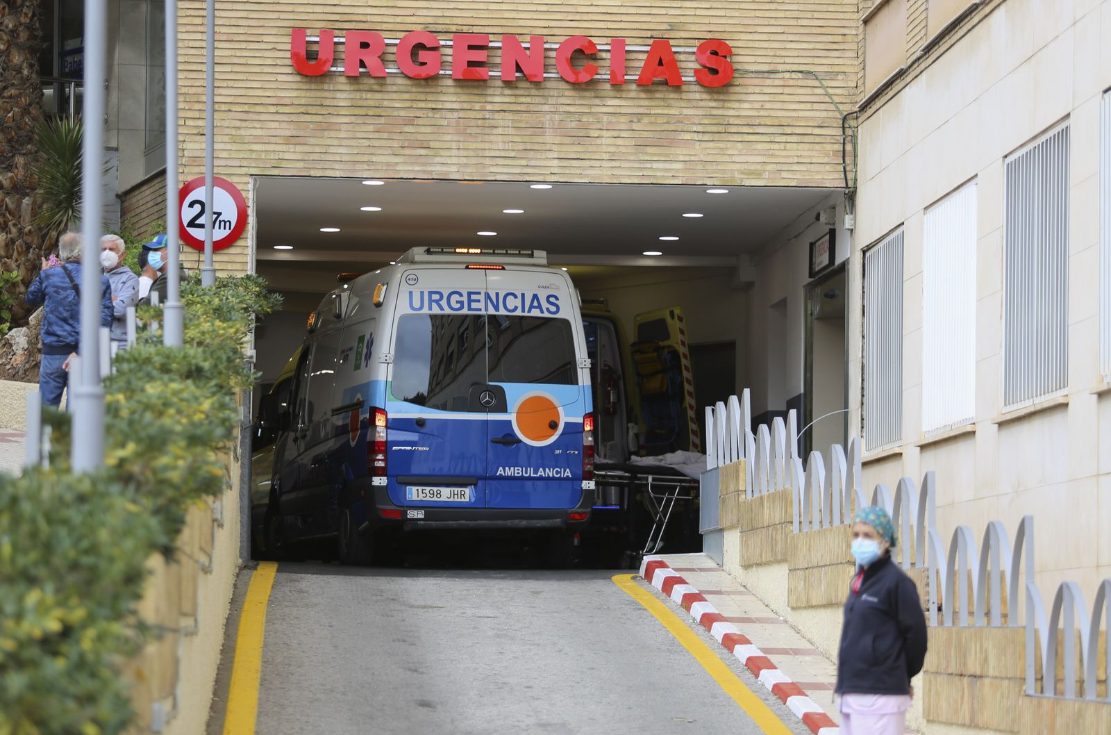 Una ambulancia en las Urgencias del Hospital Regional.