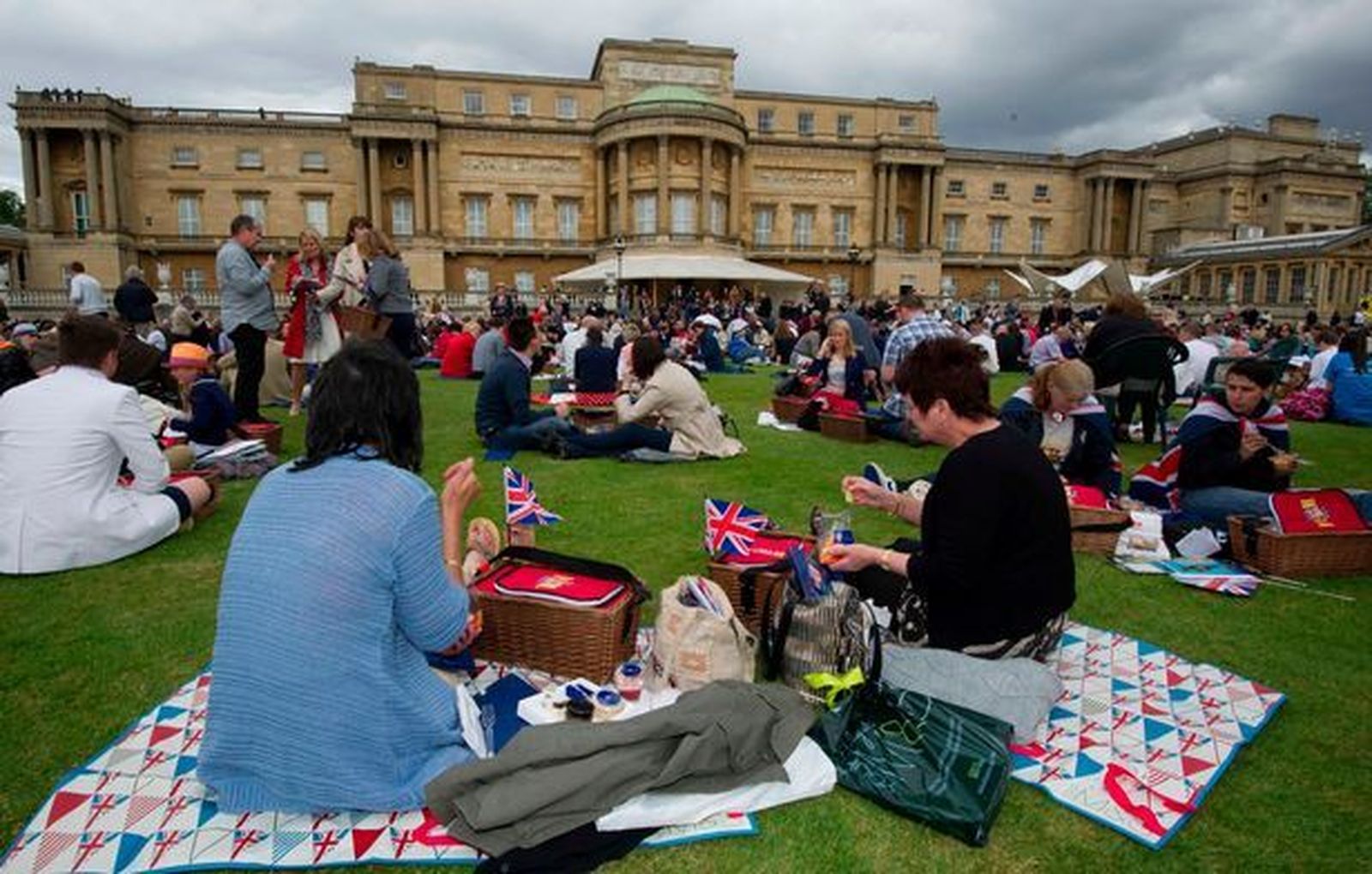 Primeros visitantes almorzando en los jardines de Buckigham.