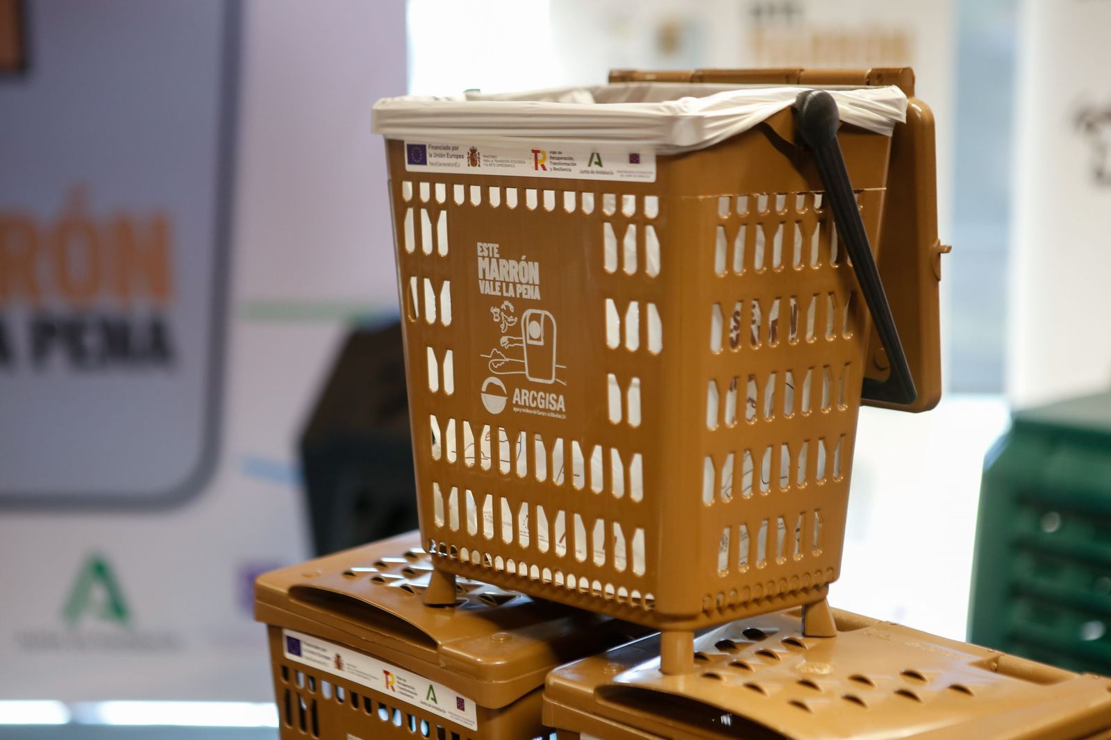 Uno de los contenedores marrones domésticos que se reparten en la campaña.