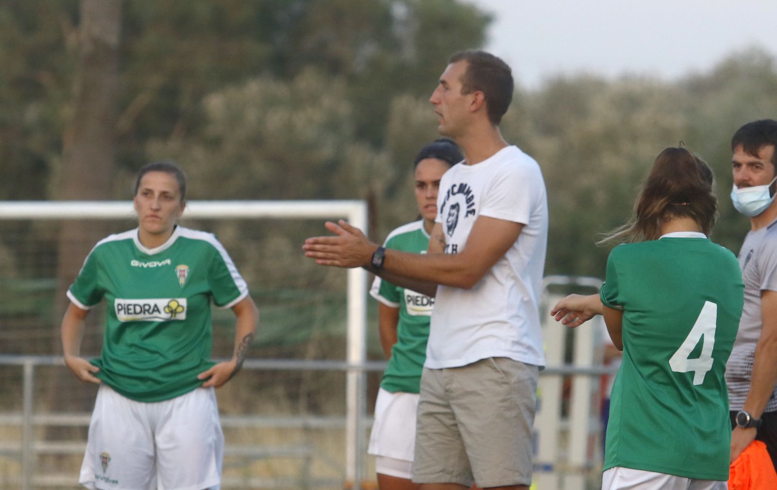 Pepe Contreras da órdenes durante un encuentro.