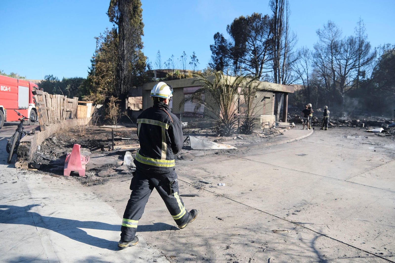 El día después del gran incendio de Chinales, en fotografías: rescoldos, humo y pérdidas El día después del gran incendio de Chinales, en fotografías: rescoldos, humo y pérdidas