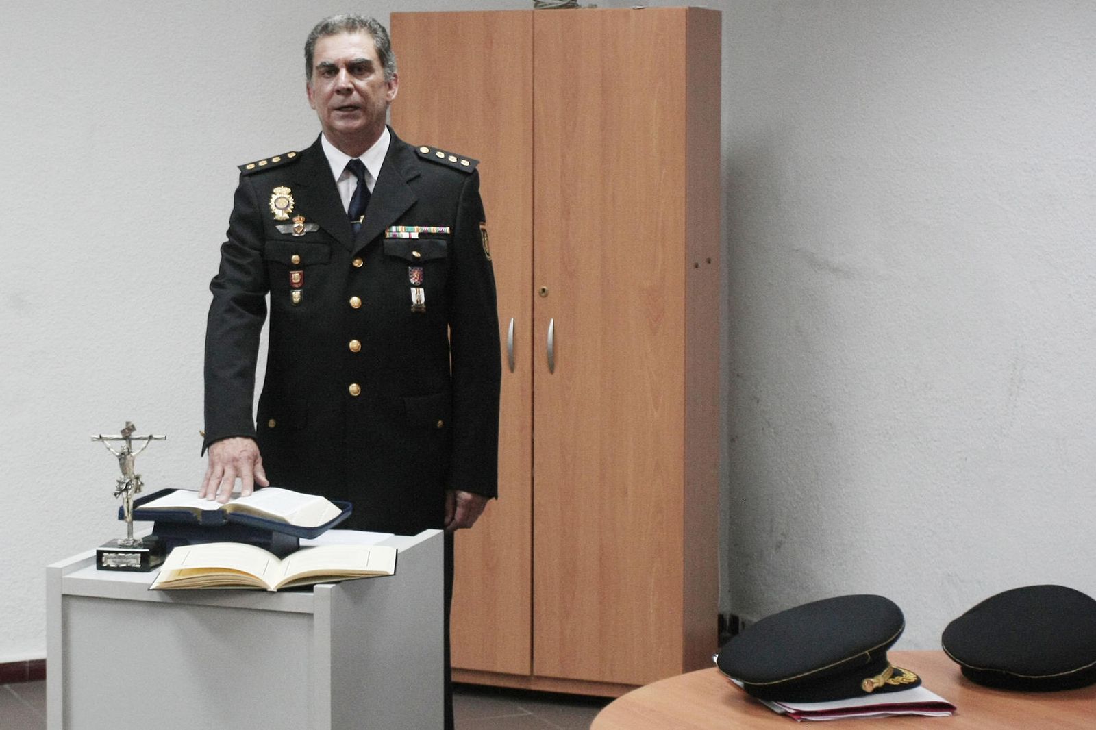 Adolfo Castaño Práxedes, jurando su cargo en un anterior destino.