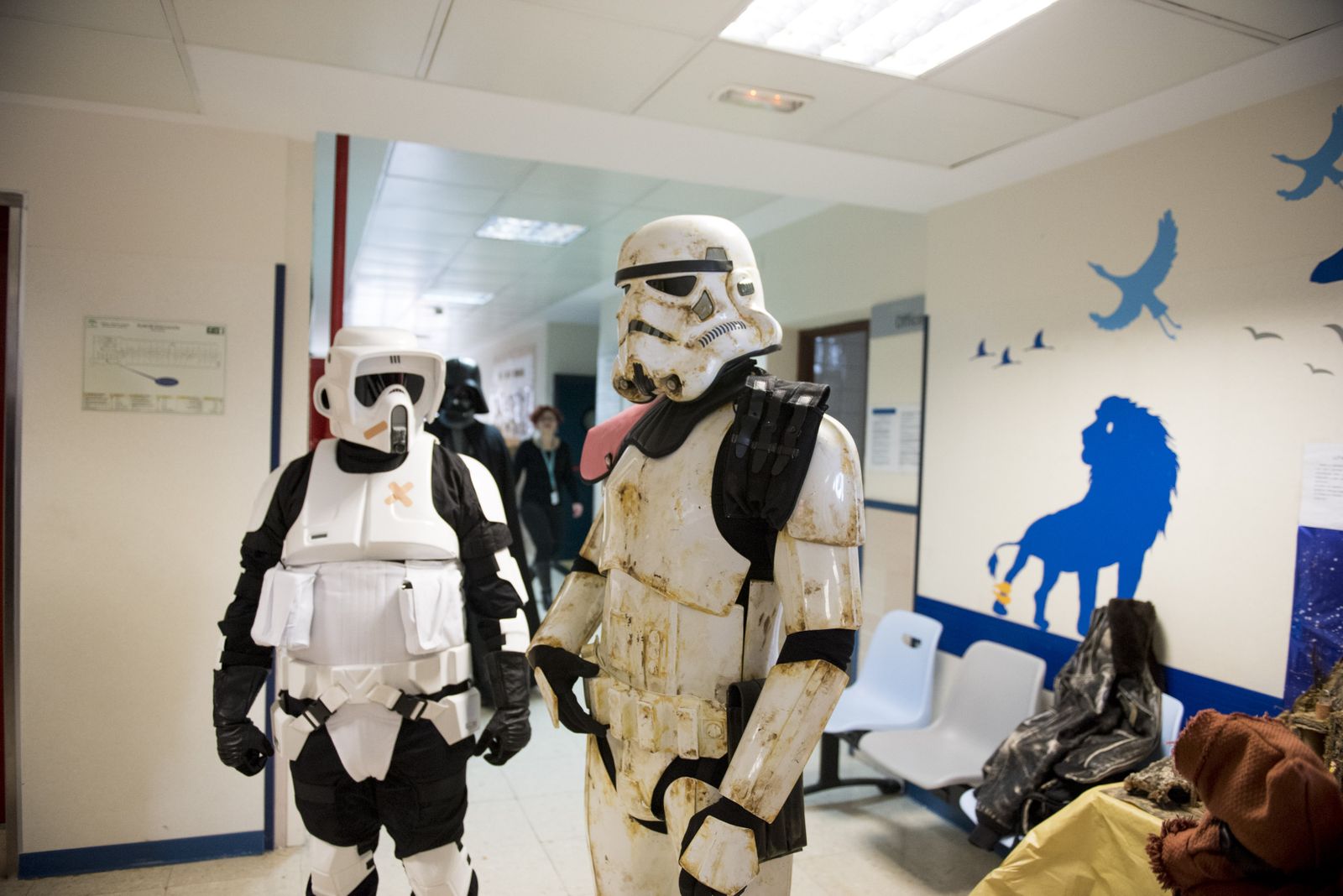 La visita de la Legión 501 de 'Star Wars' al Hospital Materno Infantil de Granada, en imágenes