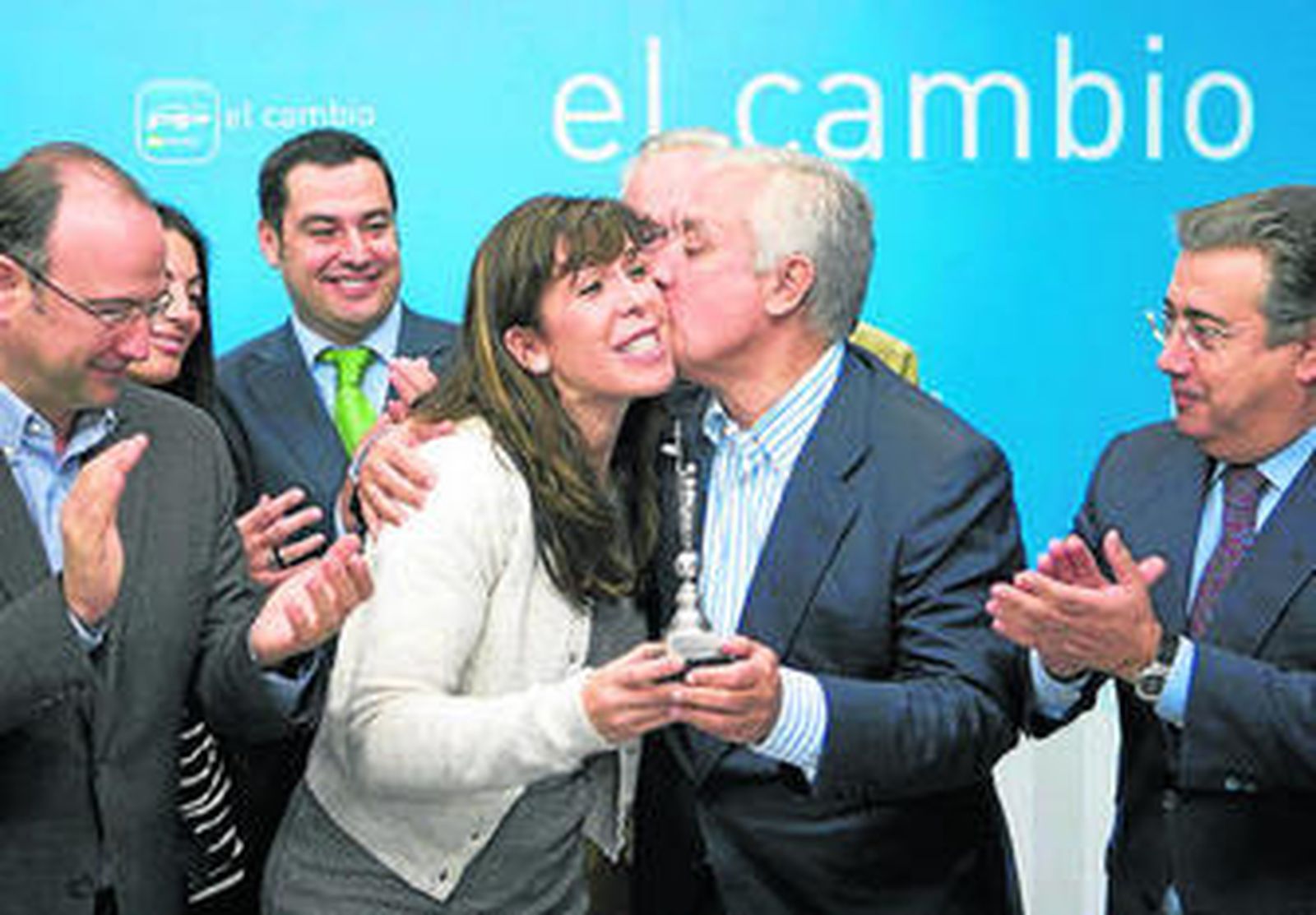 Arenas, ayer, con varios alcaldes y la presidenta del PP catalán.