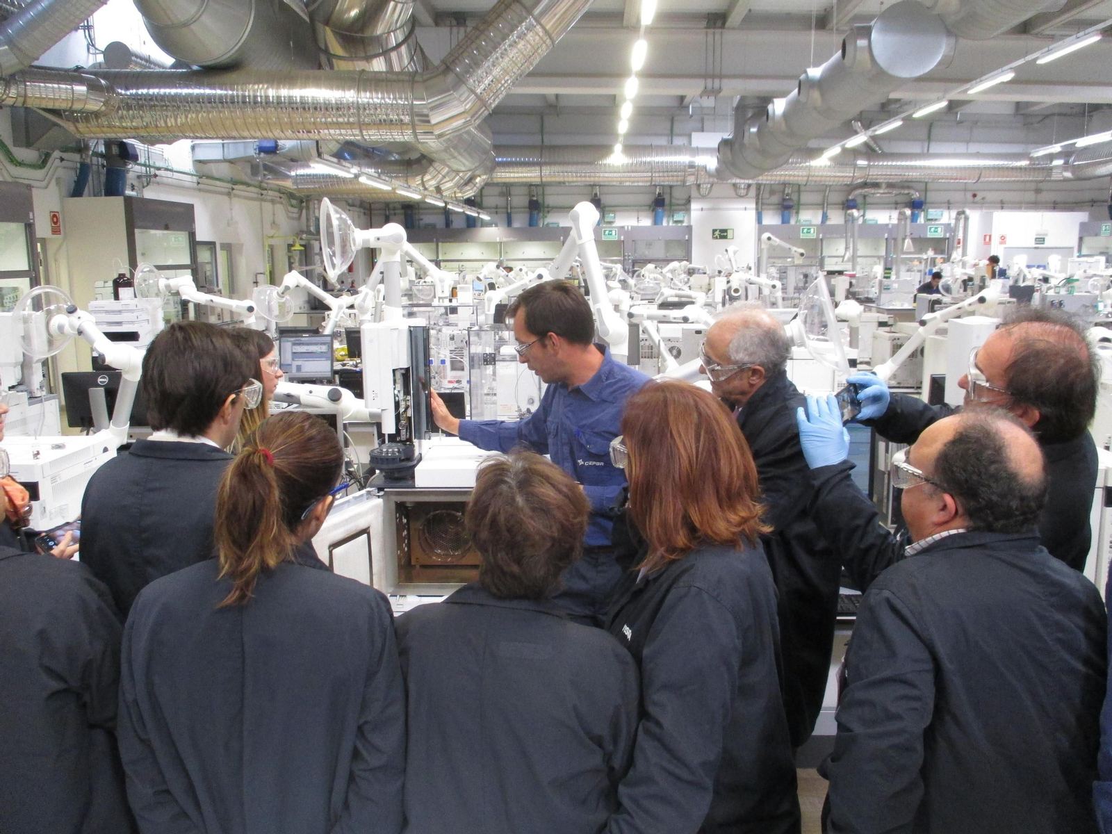 Demostración de uno de los cromatógrafos del laboratorio de la Refinería.