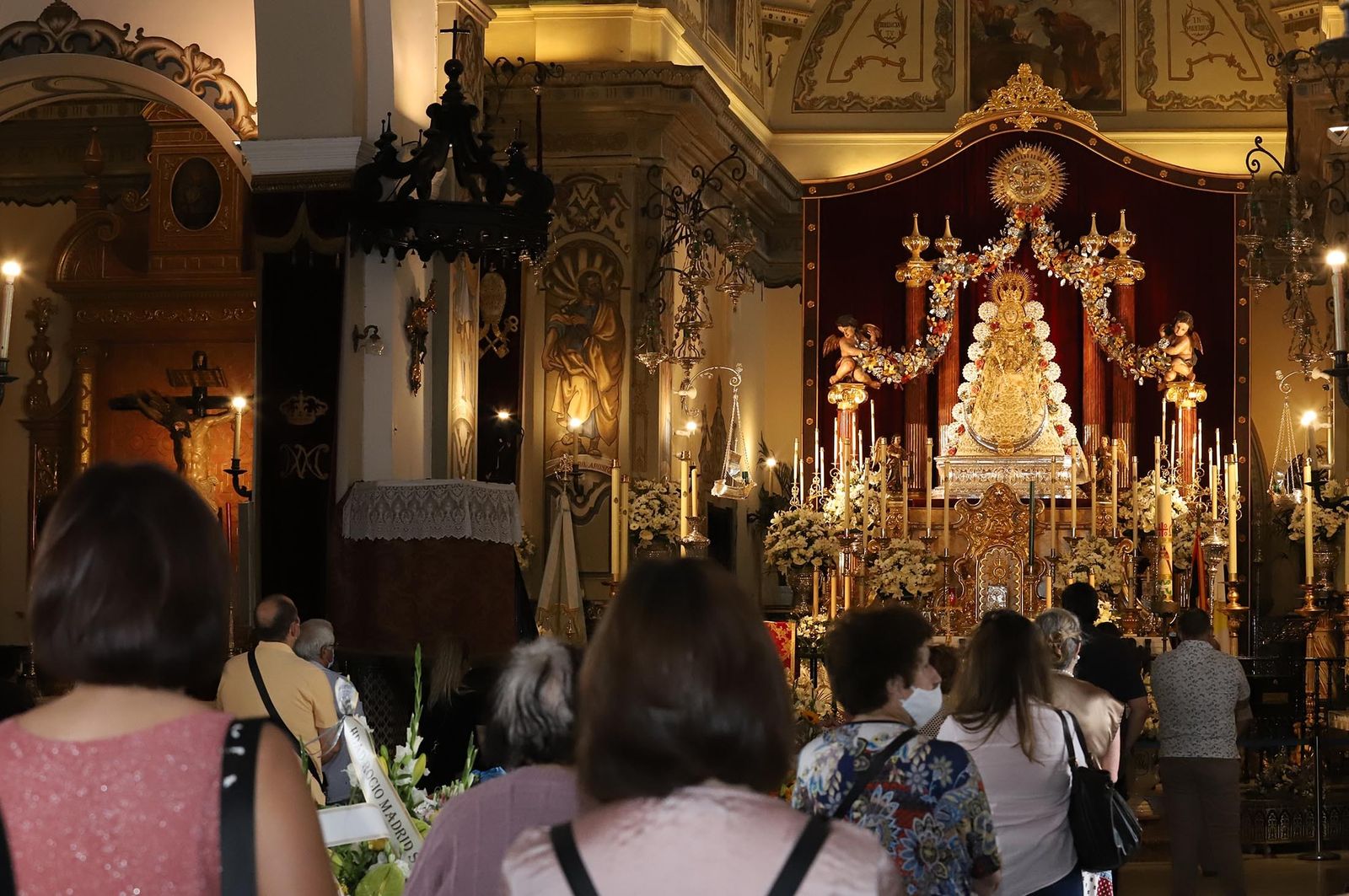 Cola de fieles para visitar a la Blanca Paloma durante la reciente celebración de Pentecostés.
