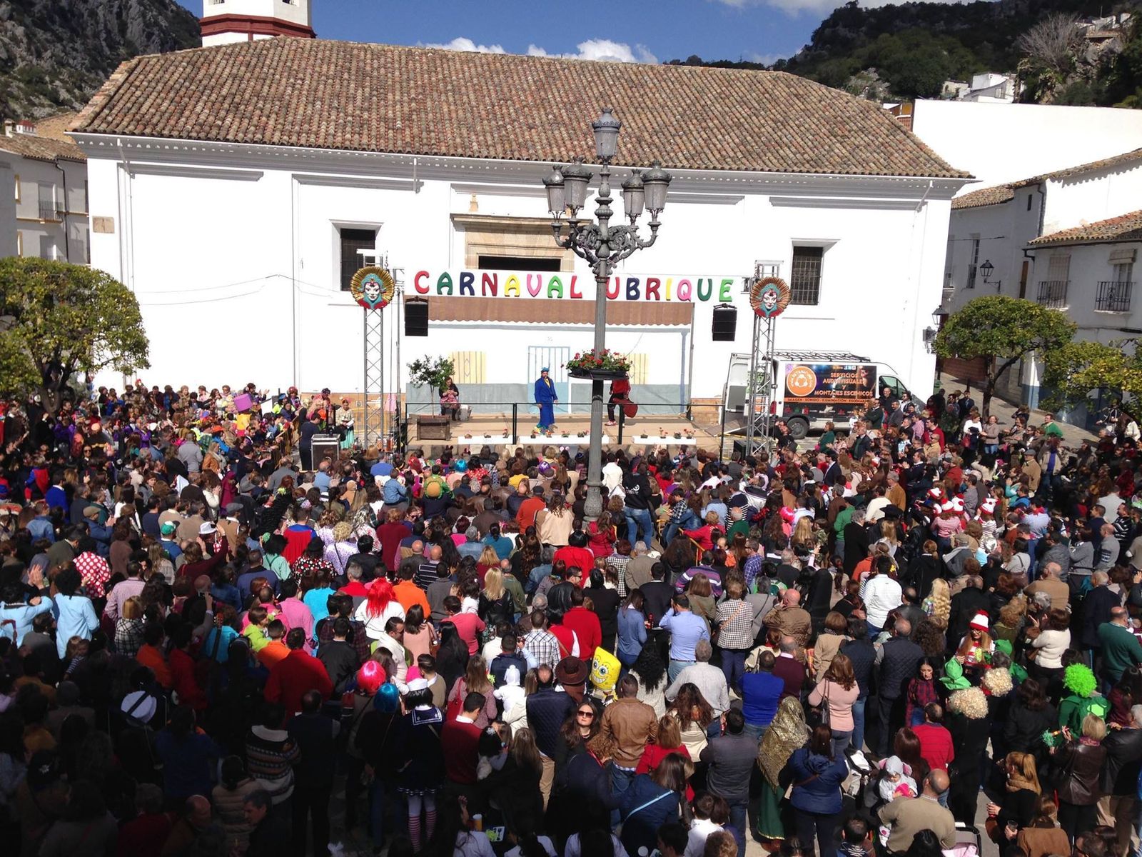 Numeroso público suele acercarse a Ubrique para disfrutar de su Carnaval.