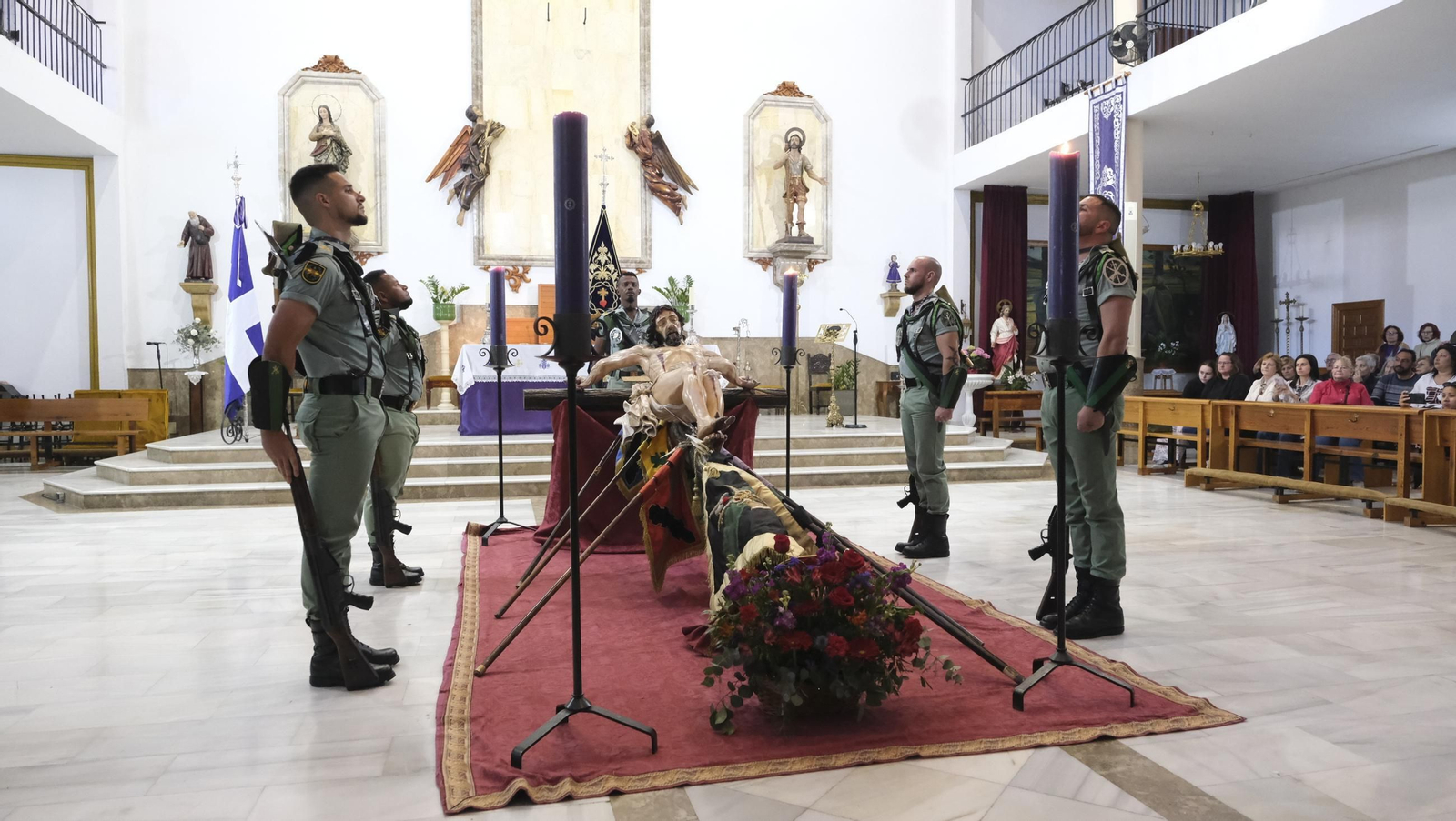 La Legión custodia el Cristo de la Buena Muerte en la Semana Santa de El Parador 2025