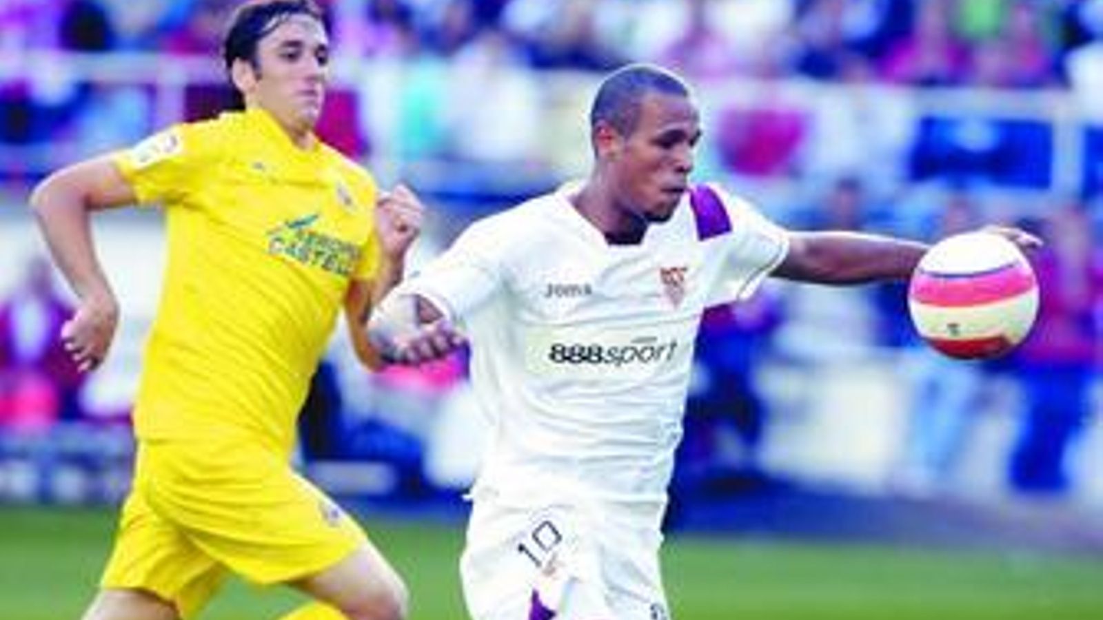 Luis Fabiano deja caer el balón delante de Gonzalo Rodríguez antes de empalmar el primer gol de los sevillistas.