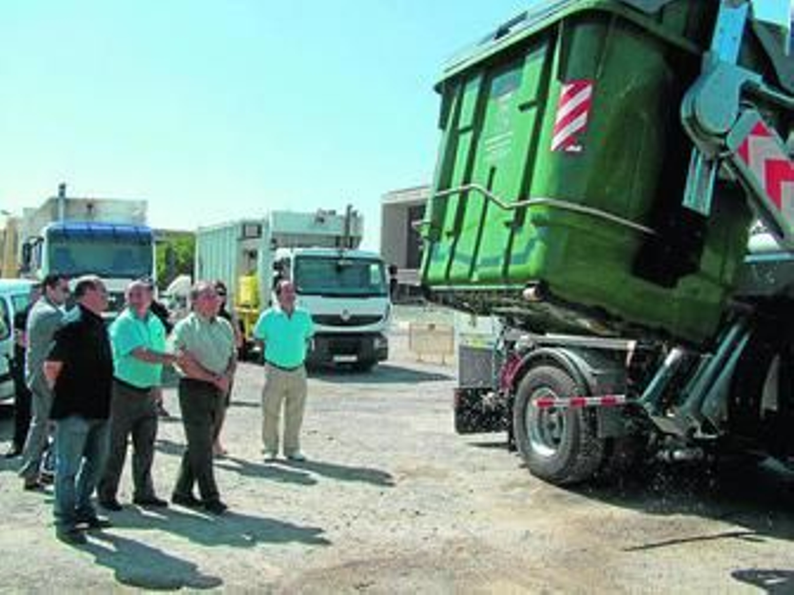 Los técnicos durante la prueba del vehículo.
