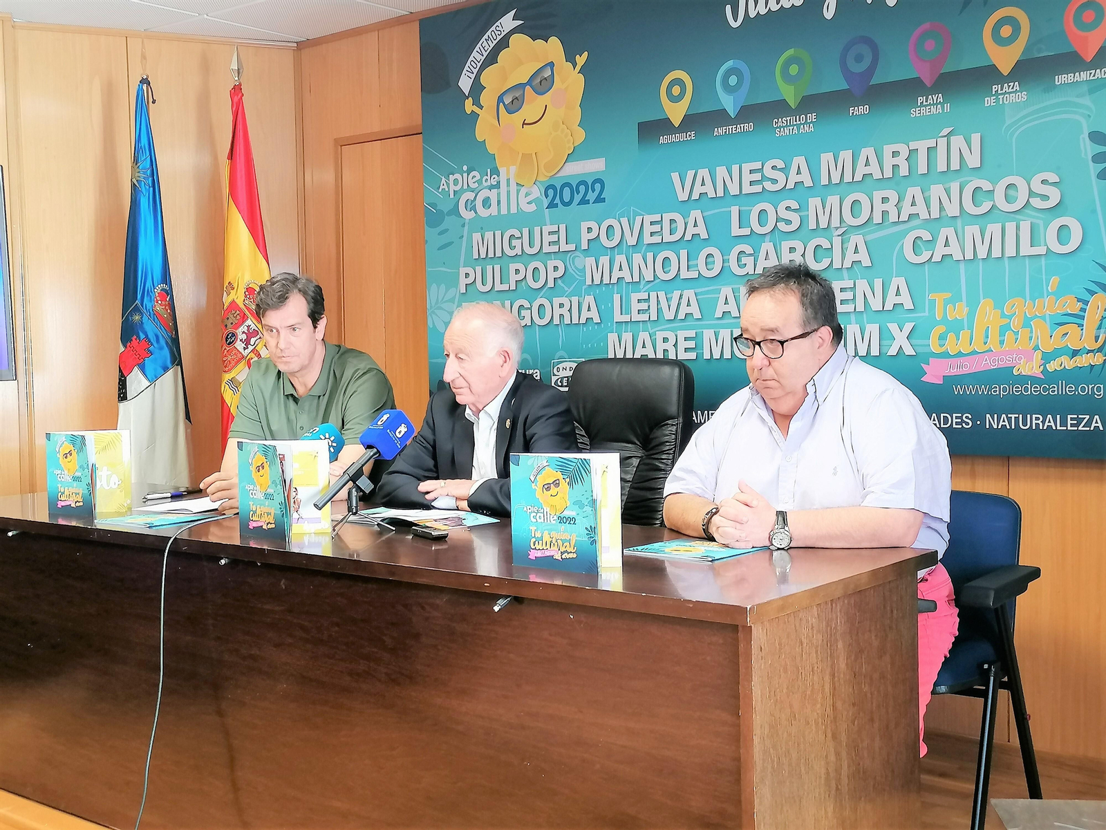 Gabriel Amat acompañado de Juanjo Salvador y José Juan Rubí presentando 'A pie de calle'.