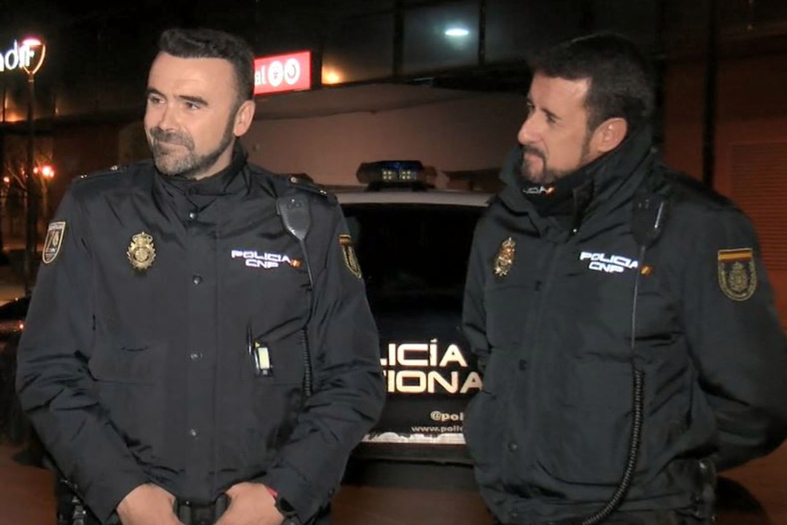 Jorge García y Manuel de Alba, agentes que intervinieron con la pequeña
