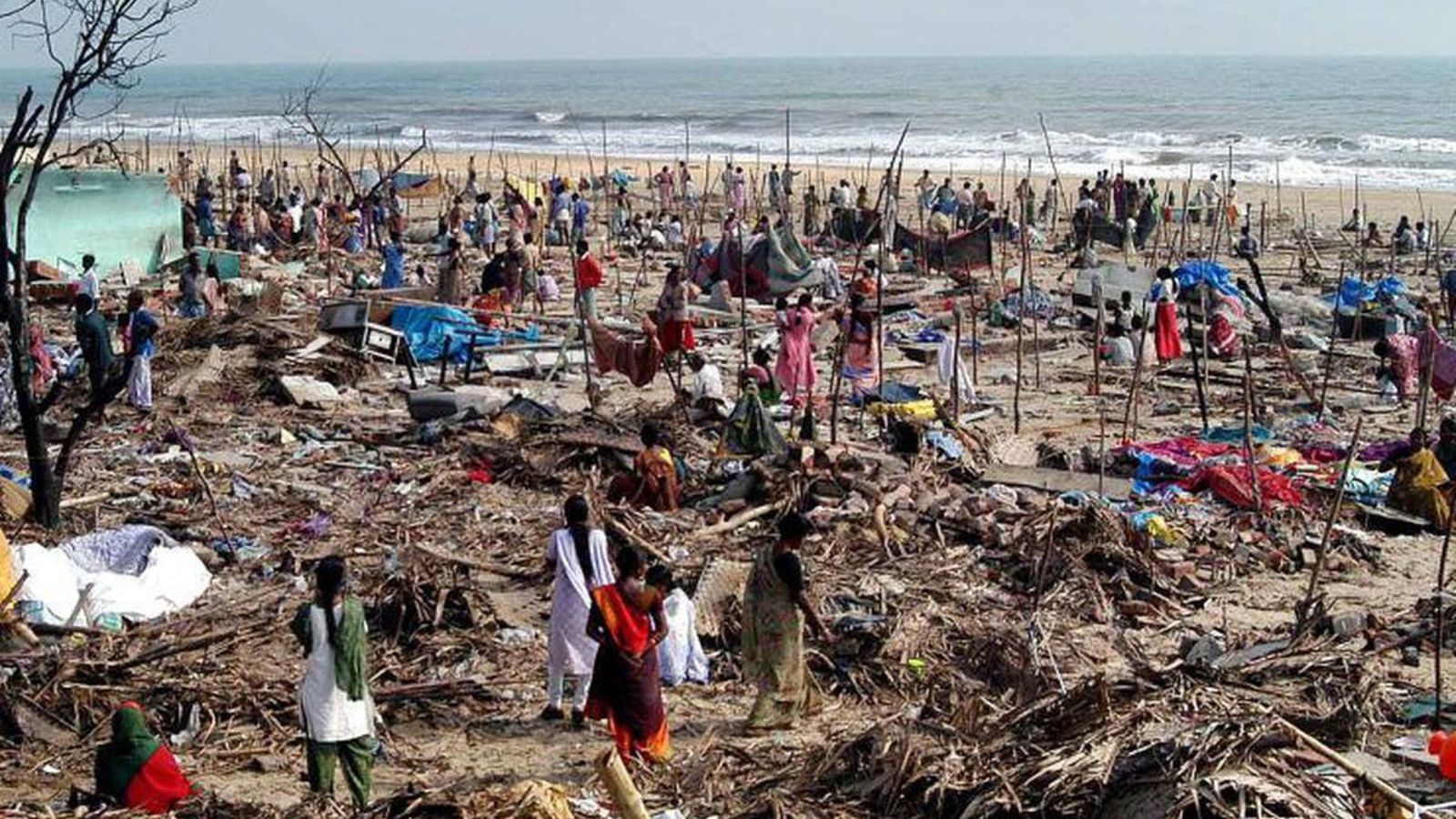 Destrucción dejada por el tsunami de Indonesia en 2004.