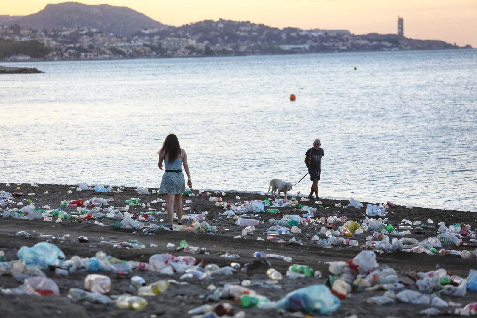 Así han amanecido las playas de Málaga tras la noche de San Juan