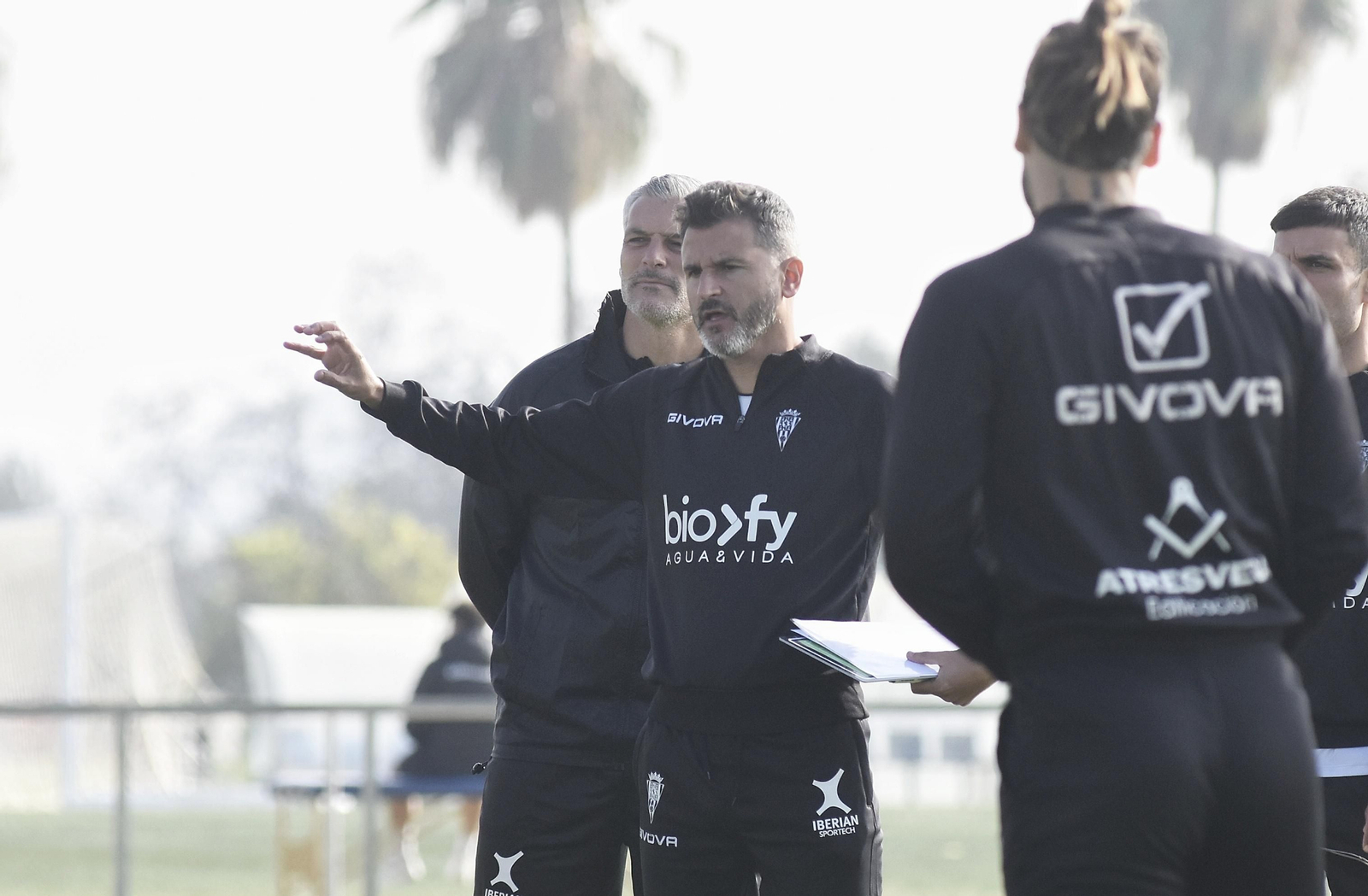 Iván Ania da órdenes durante el entrenamiento de este viernes. Iván Ania da órdenes durante el entrenamiento de este viernes.