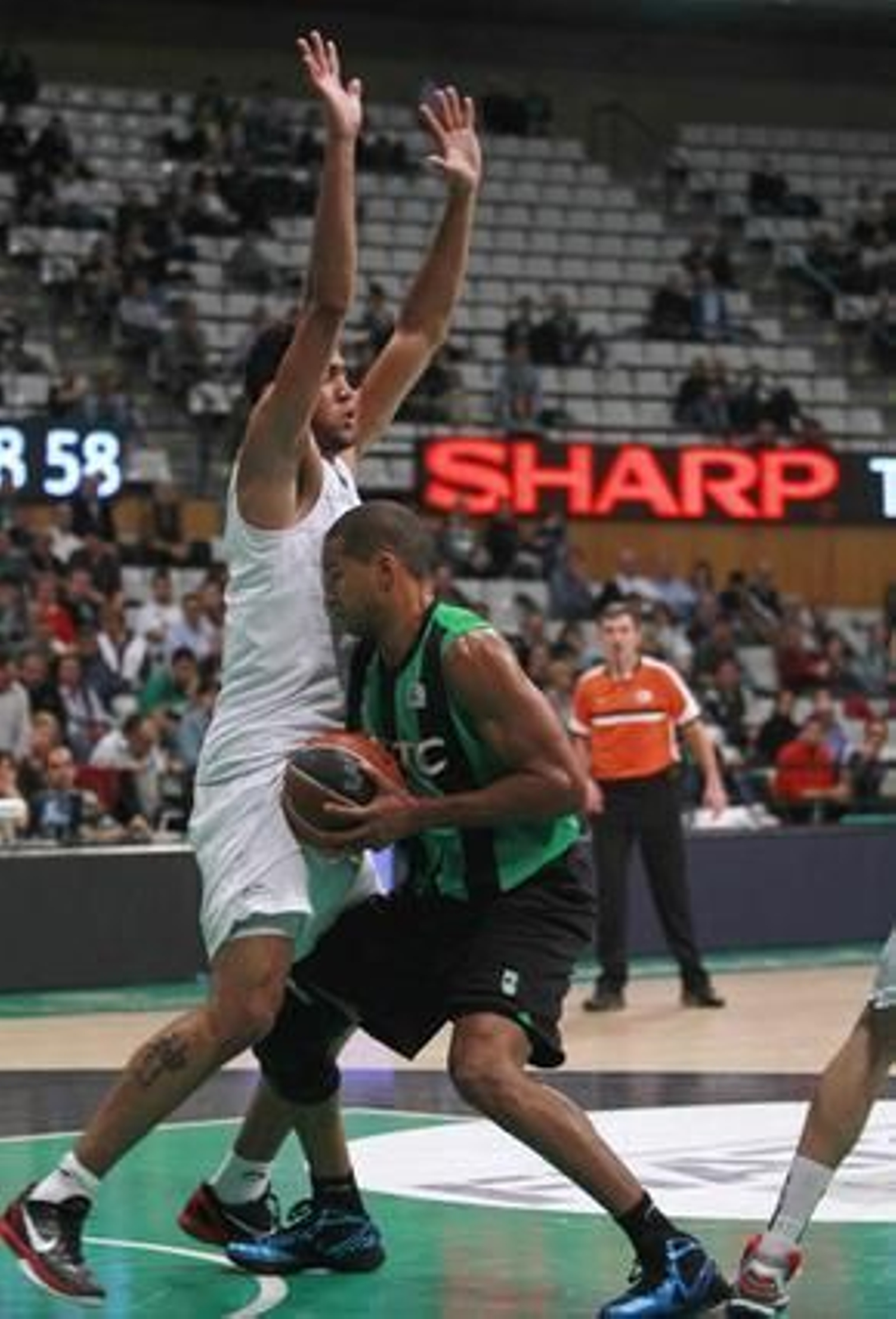 Encuentro entre el Joventut-Unicaja 

Foto: EFE / ACB