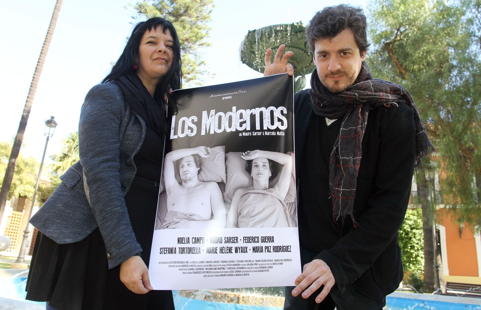 Marcela Matta y Mauro Sarser, ayer con el cartel de 'Los Modernos'.
