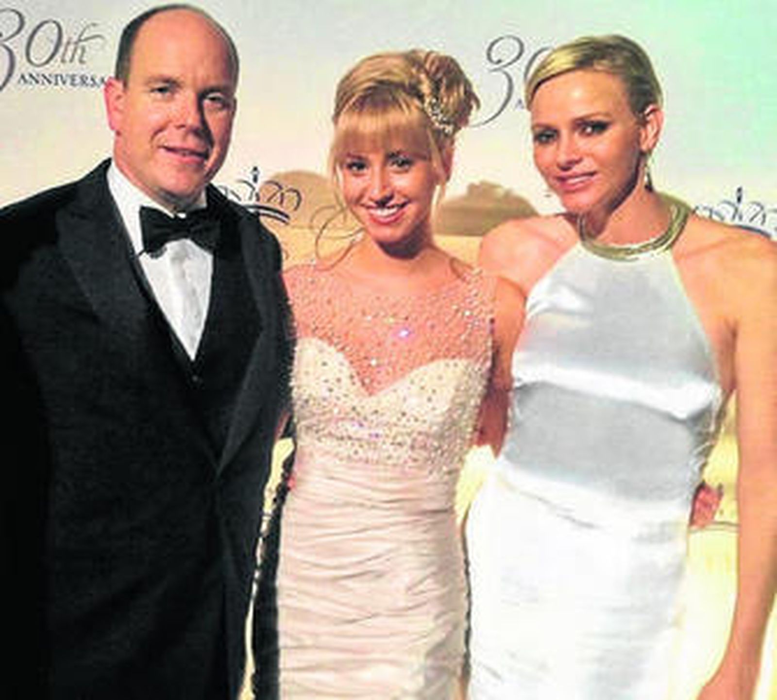 Alberto y Charlene de Mónaco posaron junto a Jazmine Grace.