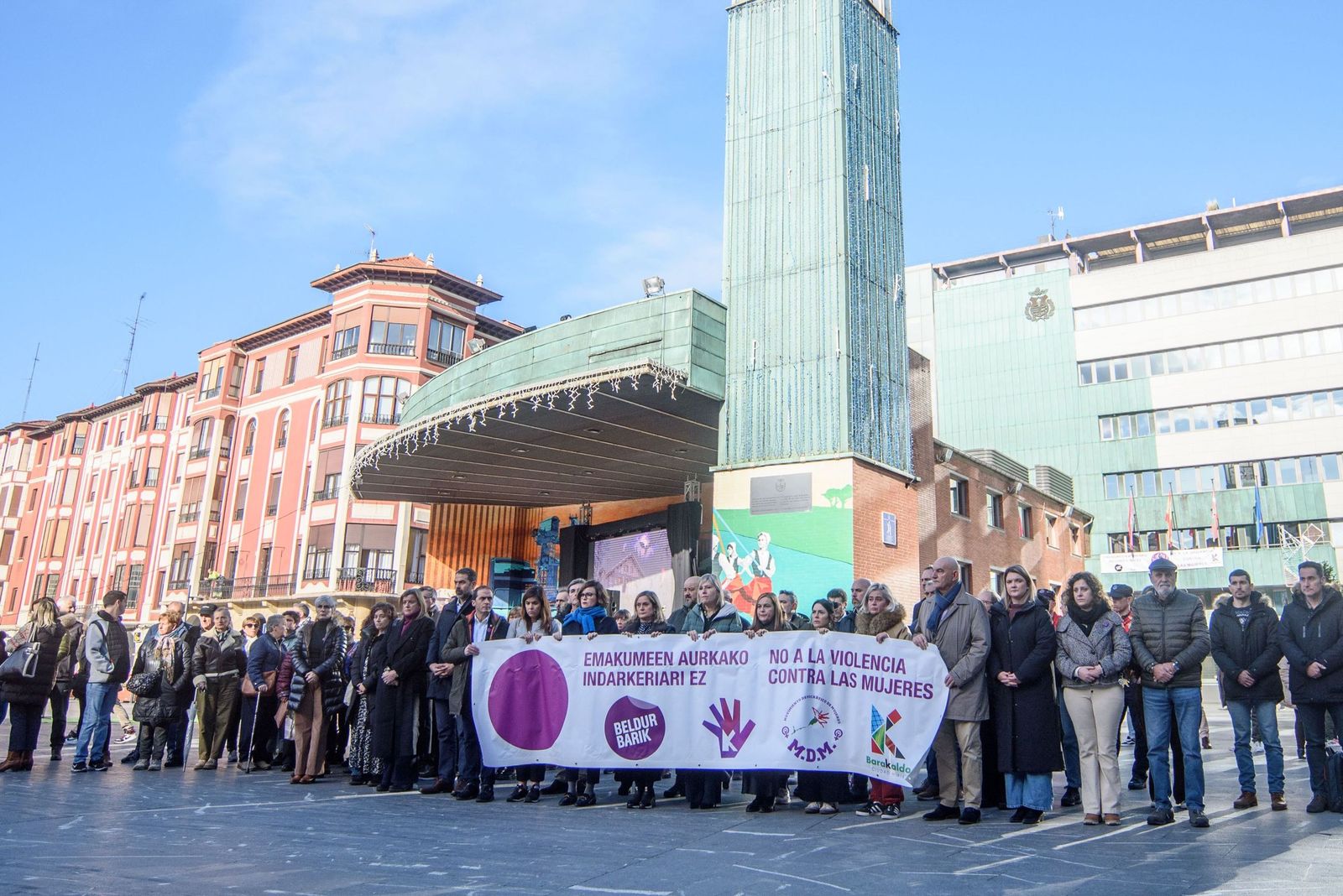 Concentración de repulsa por el asesinato de una mujer en Barakaldo (Vizcaya).