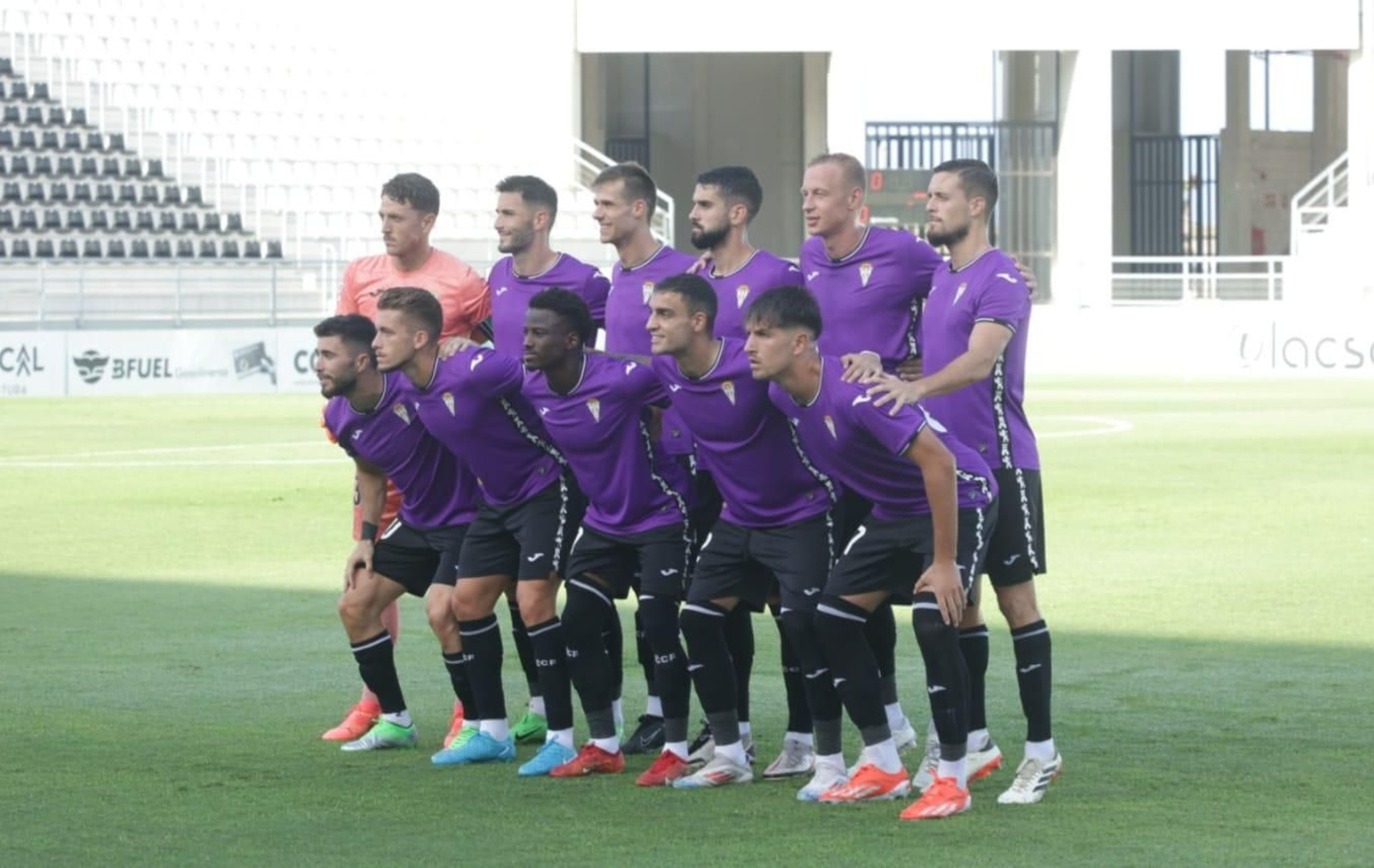 Las mejores fotos del ambiente en el Municipal de La Línea para el Málaga - Córdoba CF