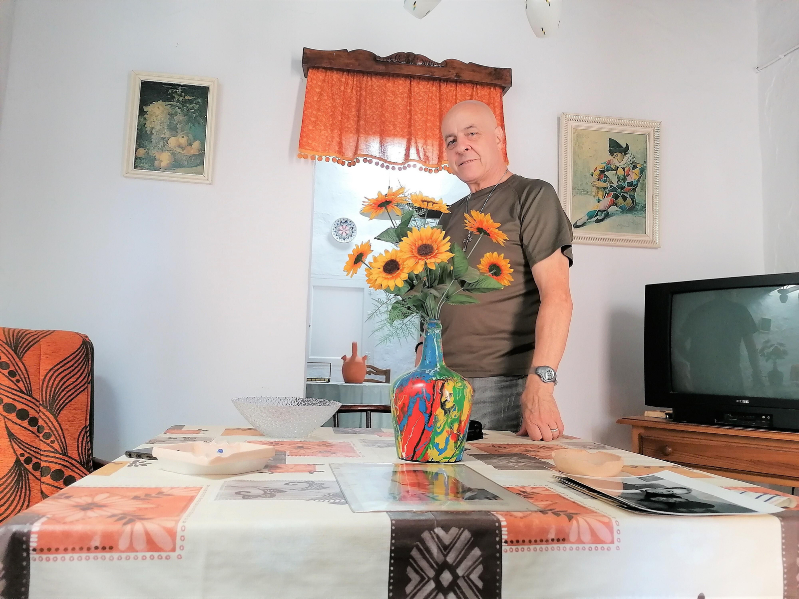 Silvestre Manuel González, en su casa natal, en el municipio de Felix. En este espacio se agolpan muchos recuerdos de su vida.