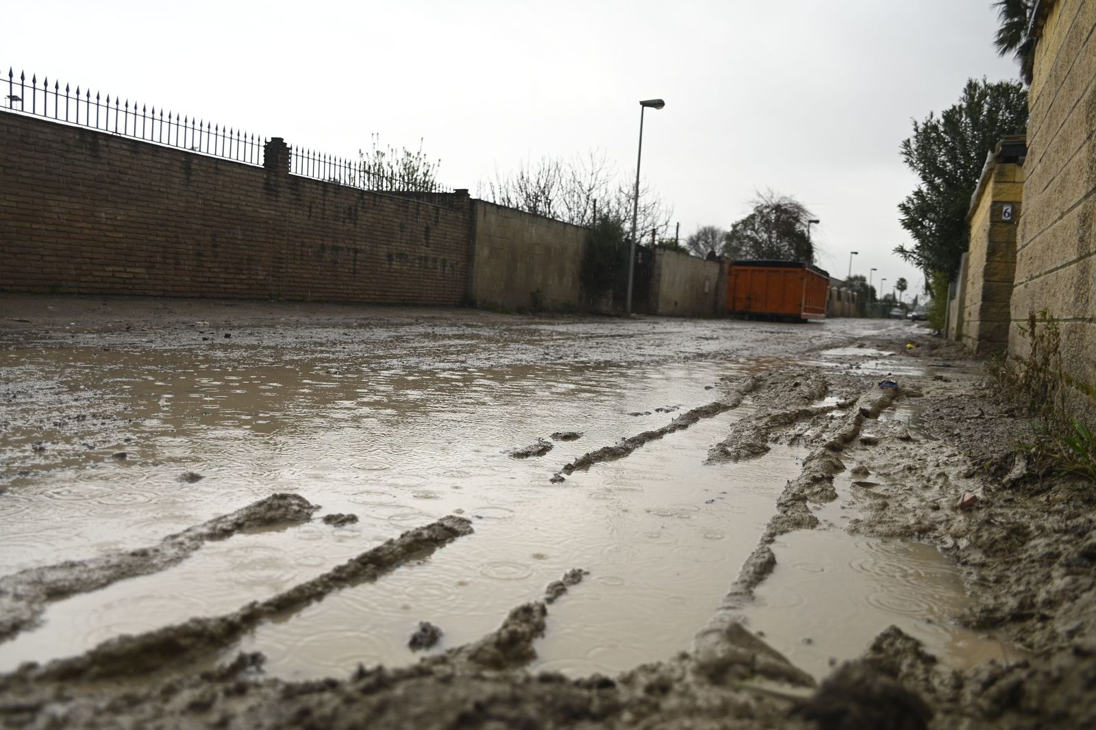 Parcelas de Guadalvalle siguen anegadas por el barro un mes después de las inundaciones