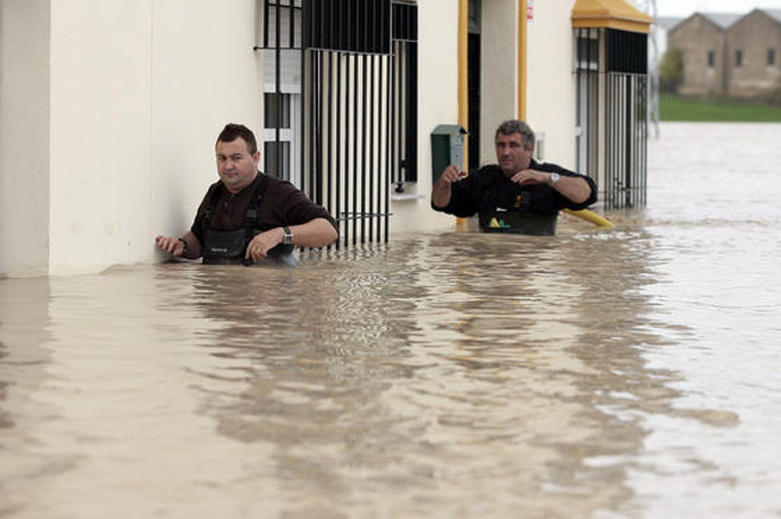 El Río Guadalquivir se desborda a su paso por Lora del Río./ J.C Muñoz
