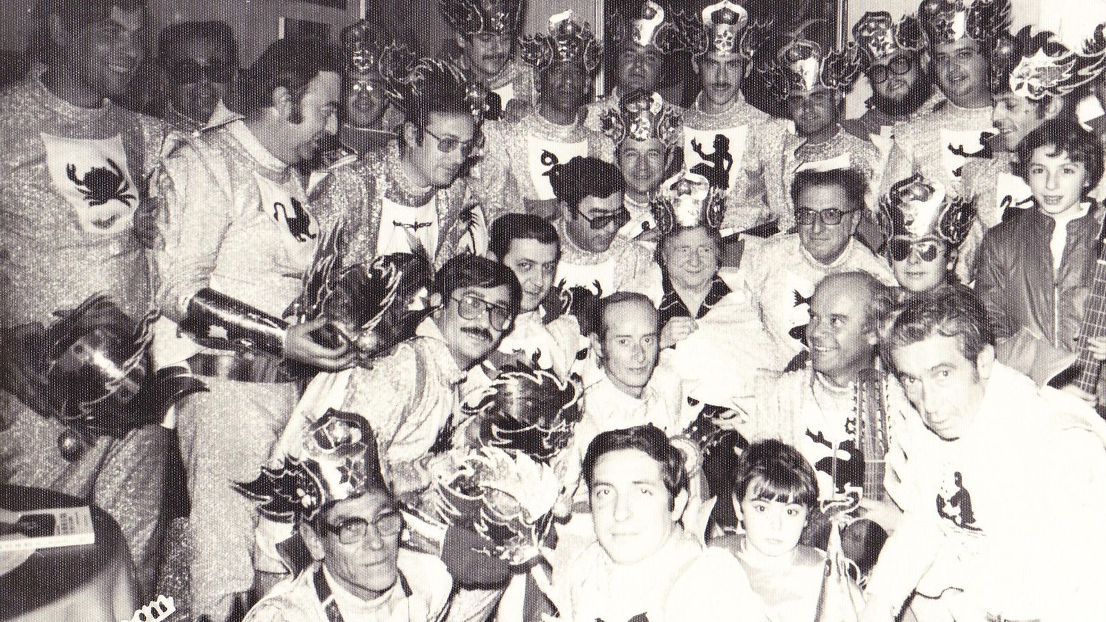 El coro 'Los signos del zodíaco' arropando a Gitanillo del Carmelo.