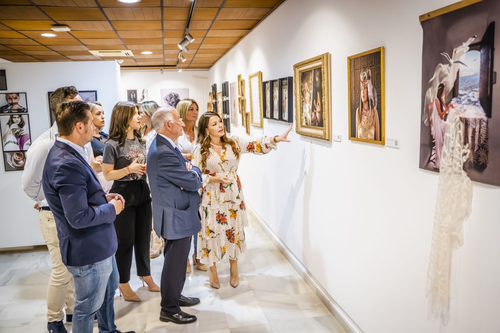 Gabriel Amat visitando la exposición de fotografía junto a María José Ortega Poyatos.