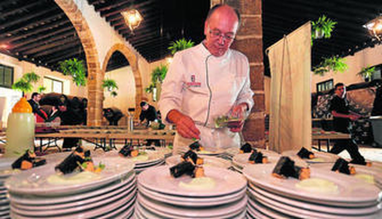 1. El jefe de cocina de Los Rescoldos  da los últimos toques a sus platos en la bodega del Castillo. 2. Una imagen del recinto tomada desde arriba durante el evento.  3. Una foto de familia de los organizadores. 4. El placton de Aponiente, uno de los sabores más demandados. Fotos: F.Hortelano/D.C