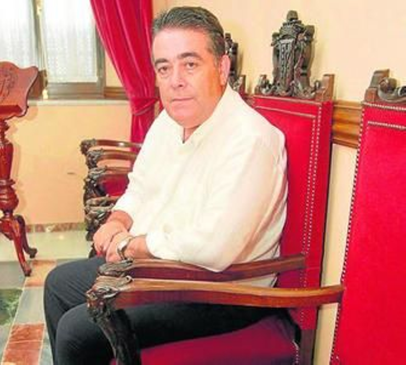 El alcalde en funciones, Francisco Bella, en el Ayuntamiento de Almonte.