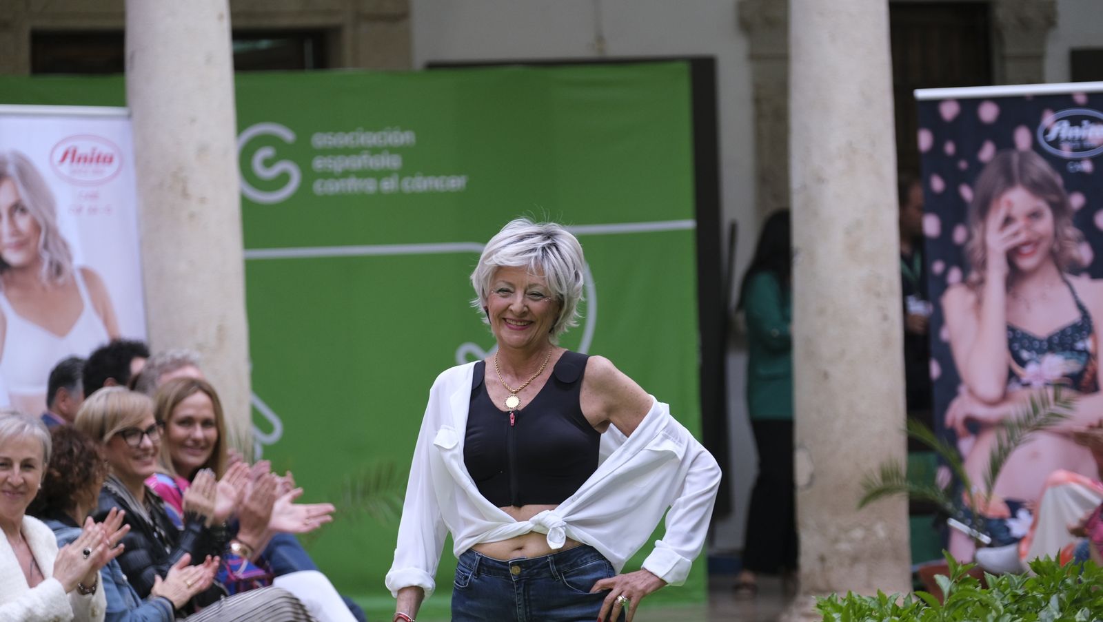 Imágenes del desfile benéfico contra el cáncer, en la Escuela de Artes de Almería
