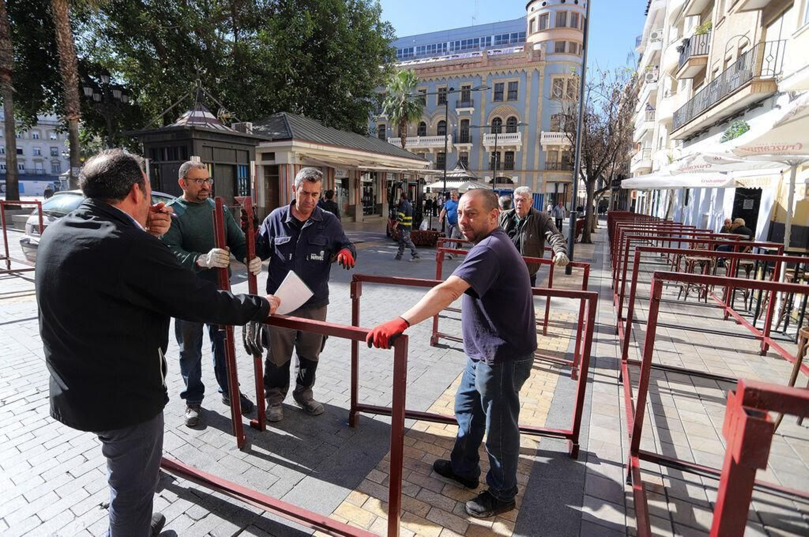 Continúa el montaje de los palcos de Semana Santa en el centro de Huelva