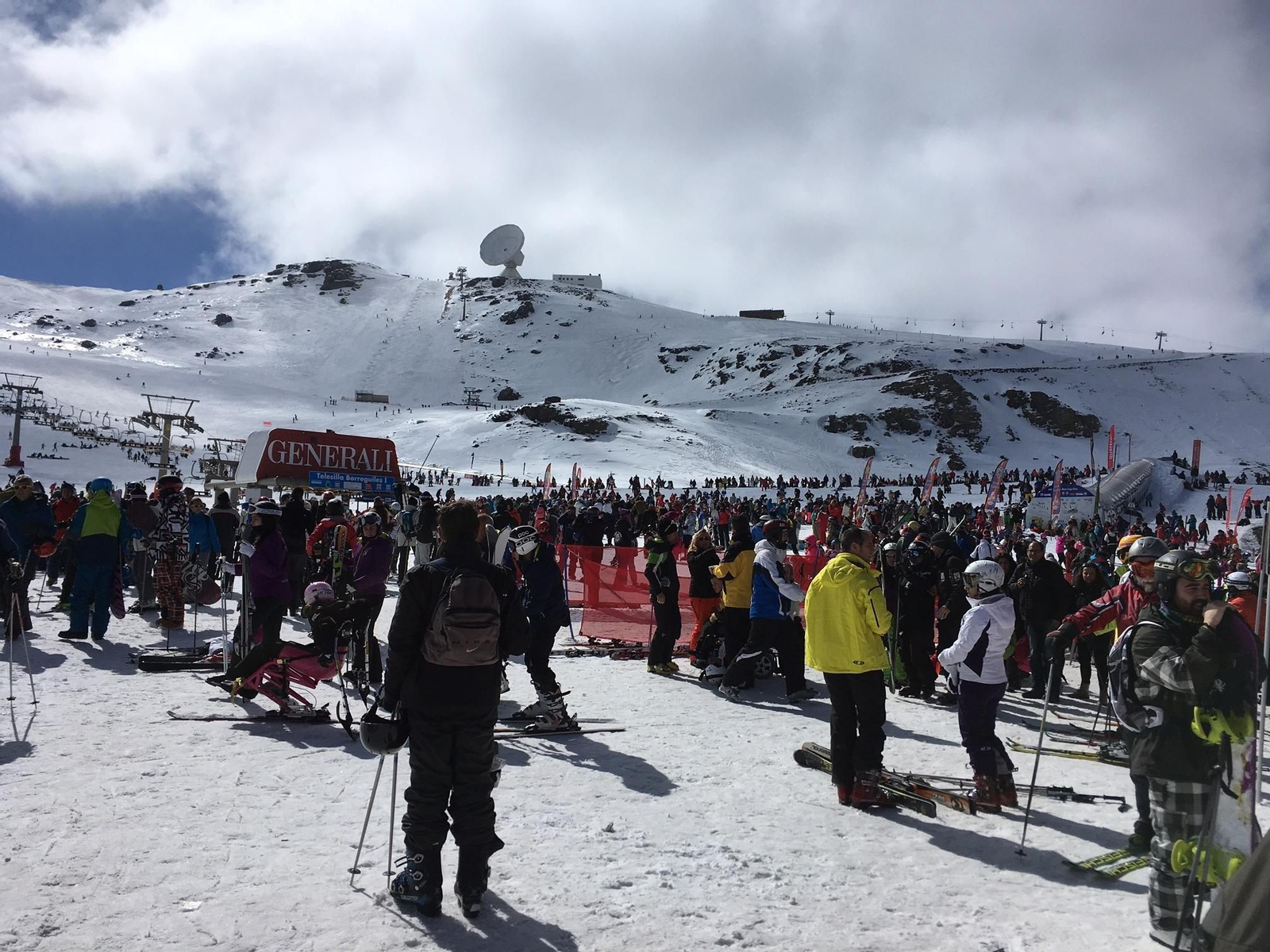 El área de Borreguiles contó con numerosos usuarios en todo momento de la jornada de ayer.