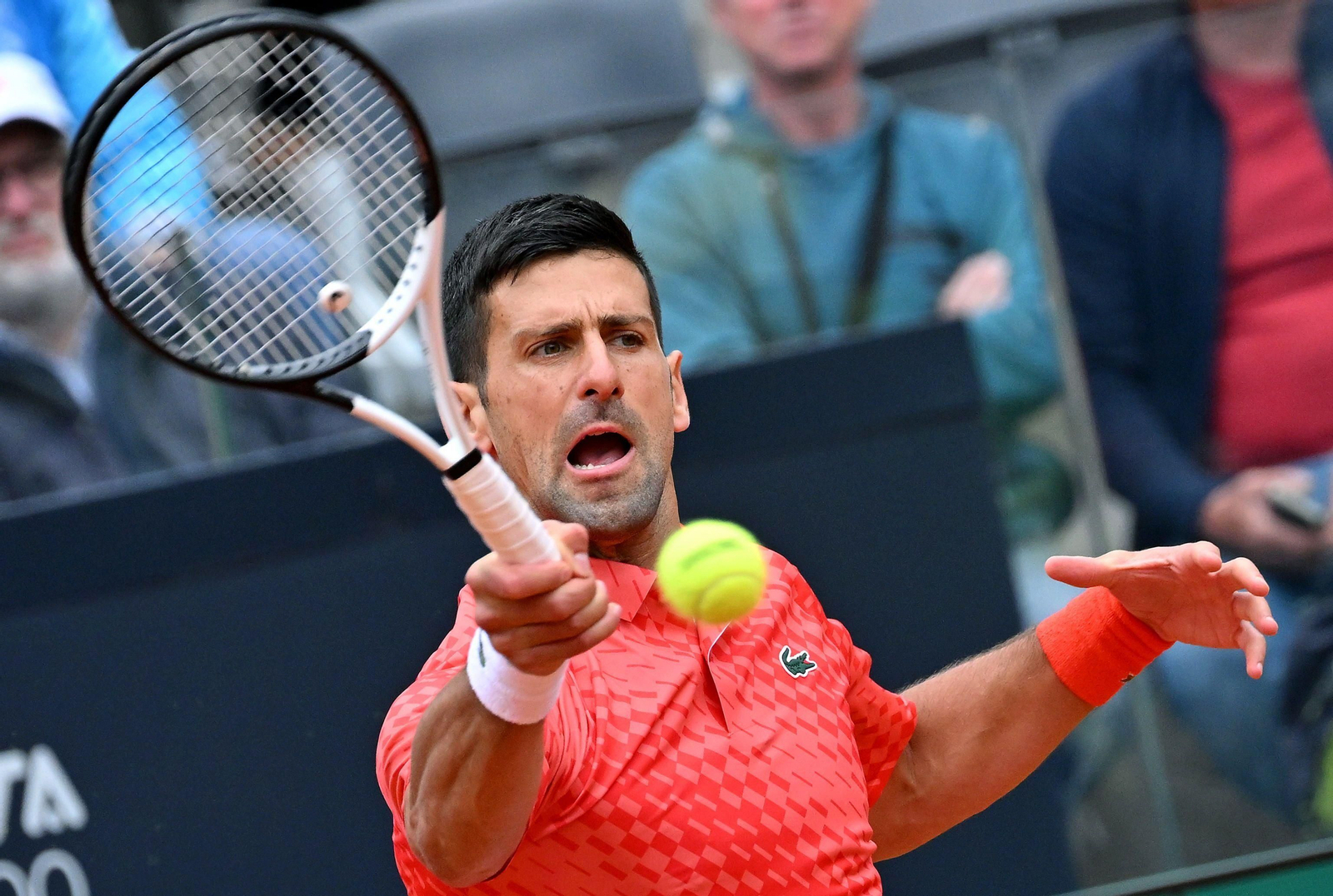 Novak Djokovic le devuelve una bola al británico Cameron Norrie.