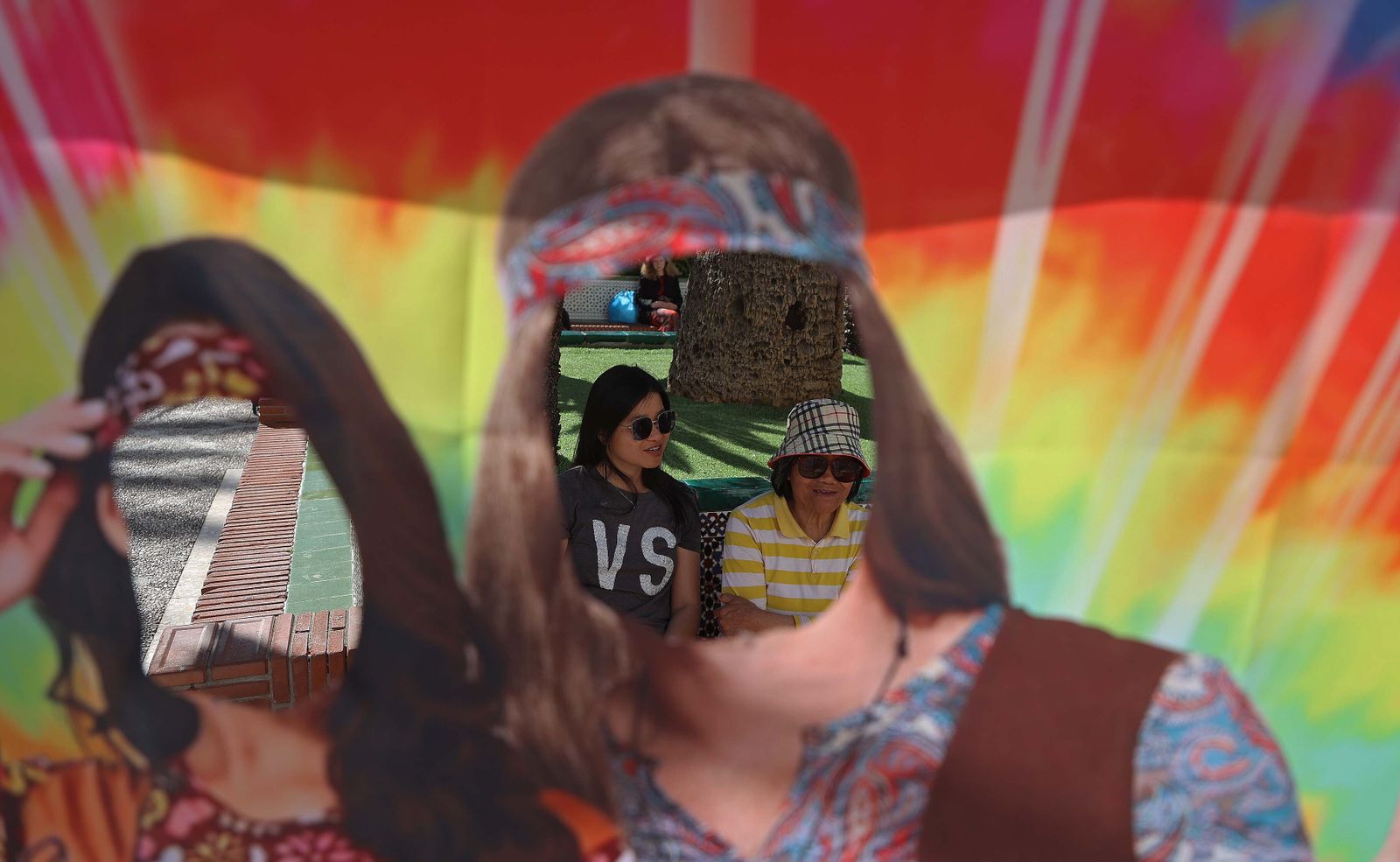 El mercadillo hippie de la Fiesta de la Primavera de La Línea, en imágenes