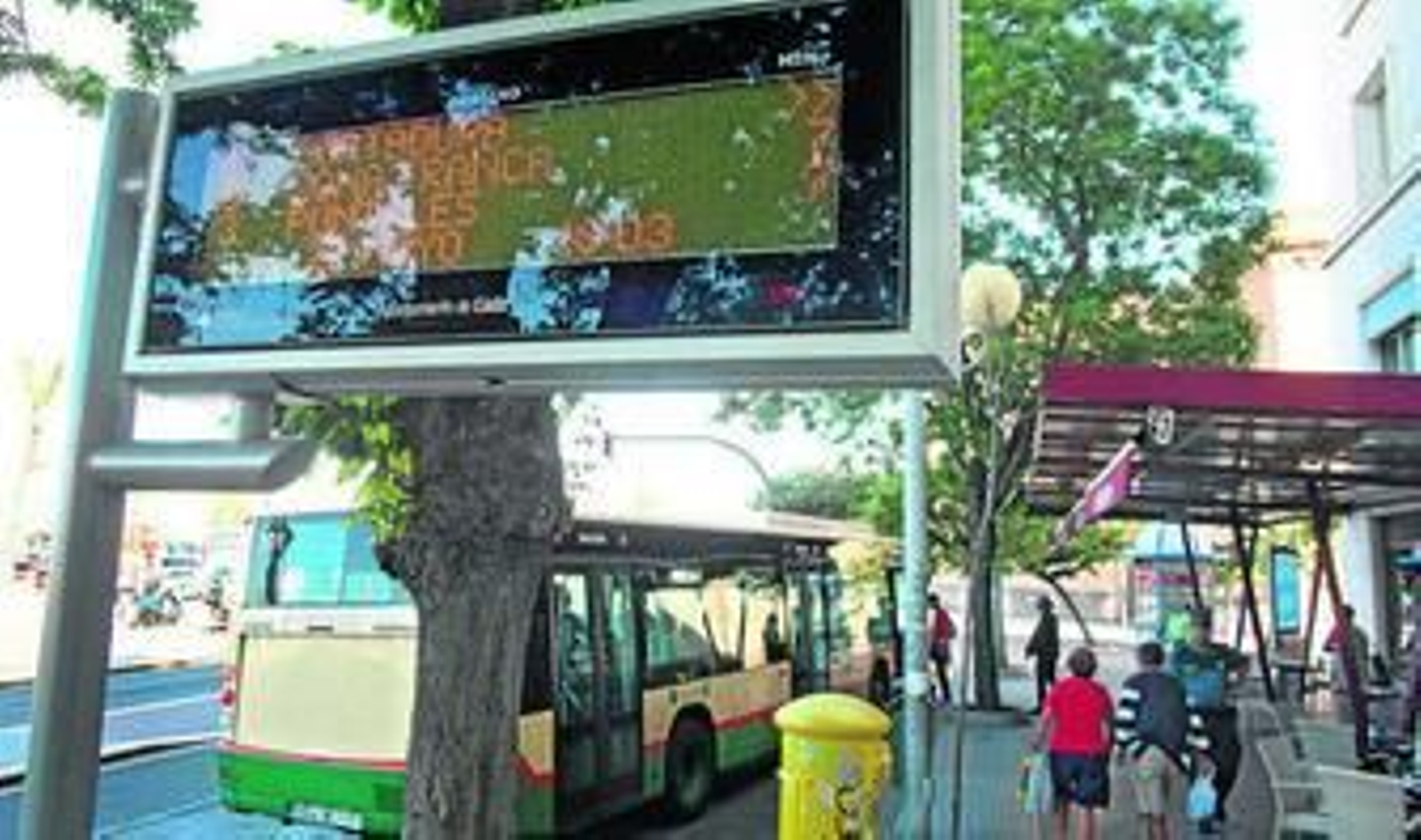 Uno de los marcadores de los tiempos de llegada de los autobuses que comenzó a funcionar ayer.