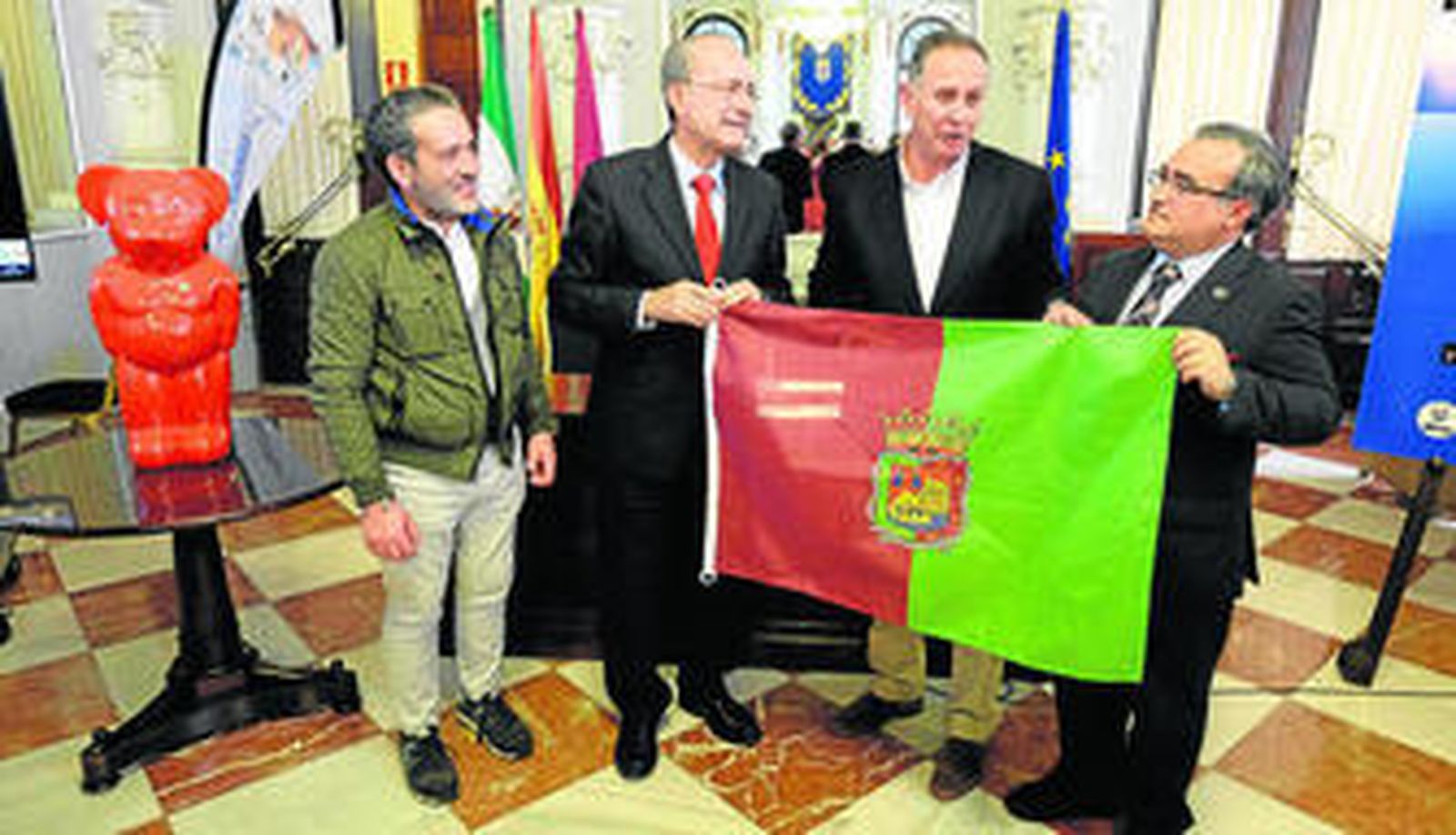 El alcalde de Málaga junto a los promotores de la iniciativa.