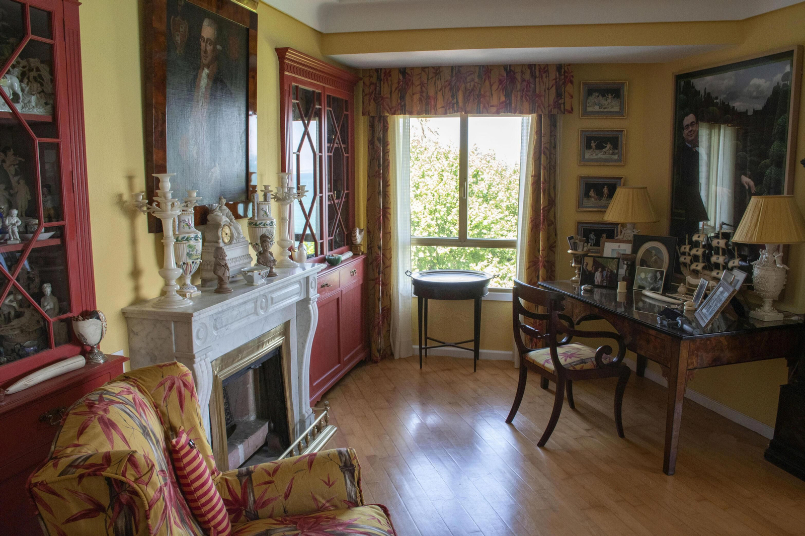 Dormitorio. Una pareja de camas, María II de Portugal , junto a un banco Carlos IV.