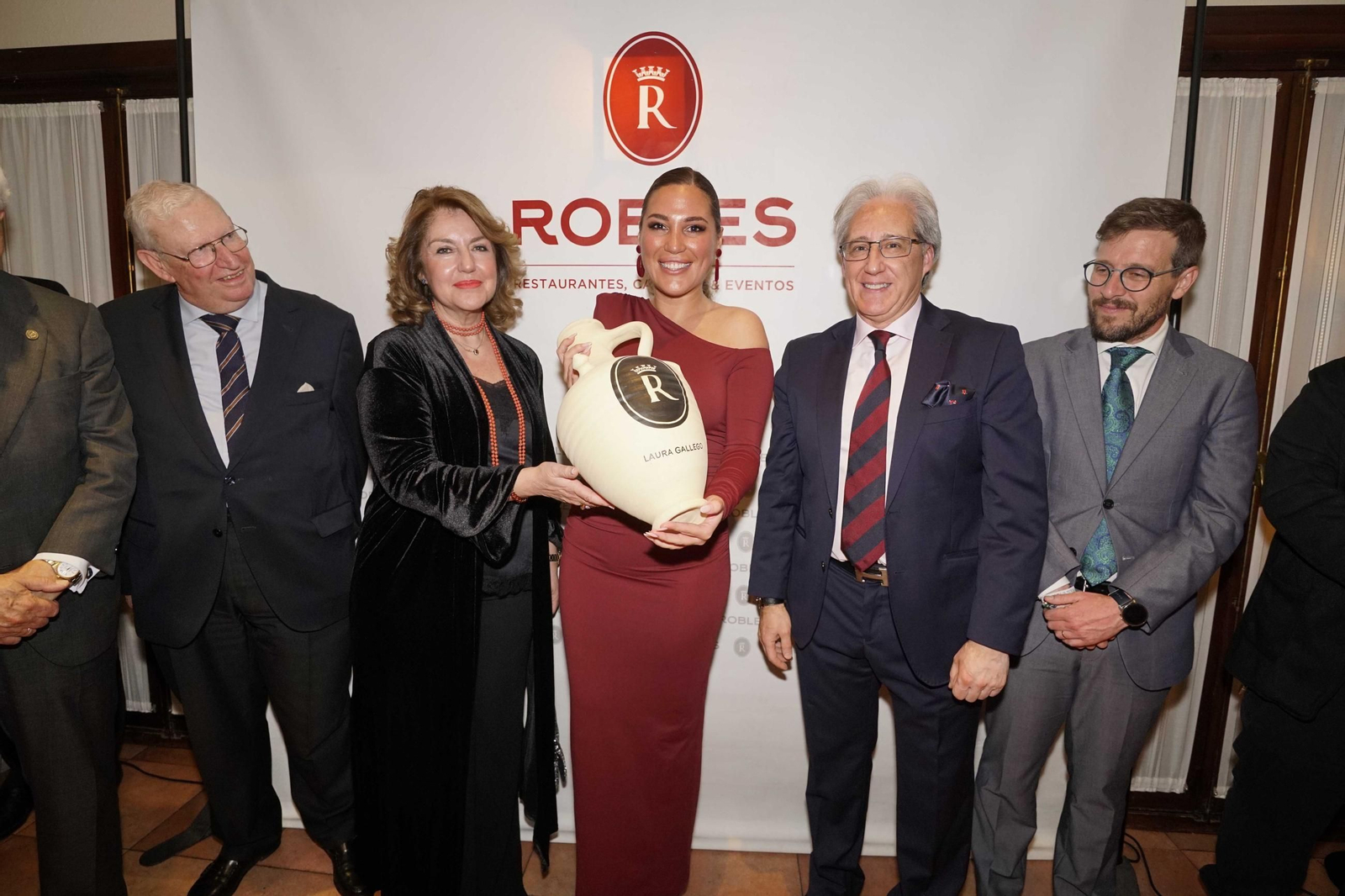 Las imágenes de la entrega de la Cántara de Honor a Laura Gallego en Casa Robles