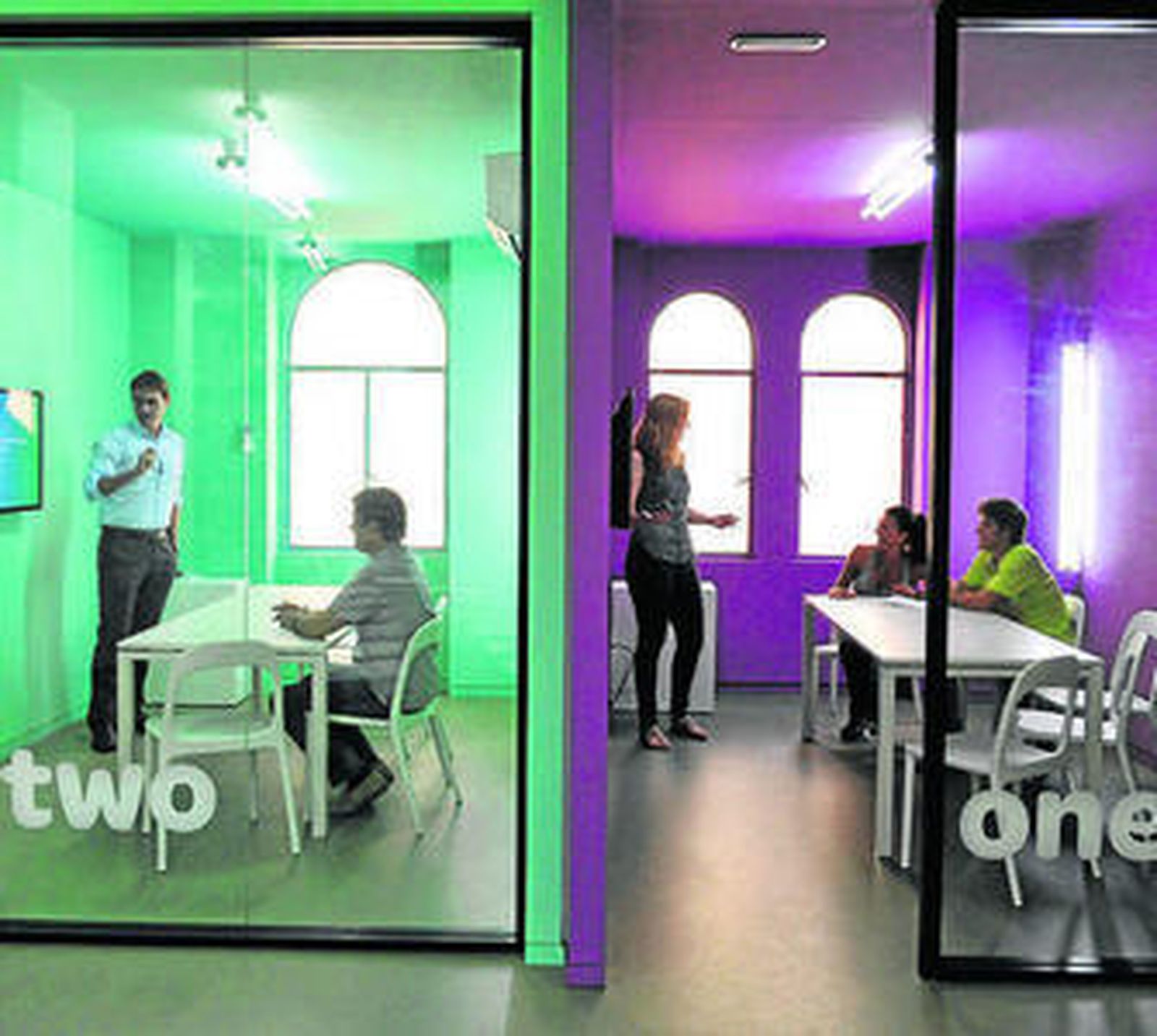 Jesús Girón, gerente de la sucursal en Sevilla de la cadena What's Up, en la puerta del edificio de la calle O'Donnell, sede del centro de aprendizaje.