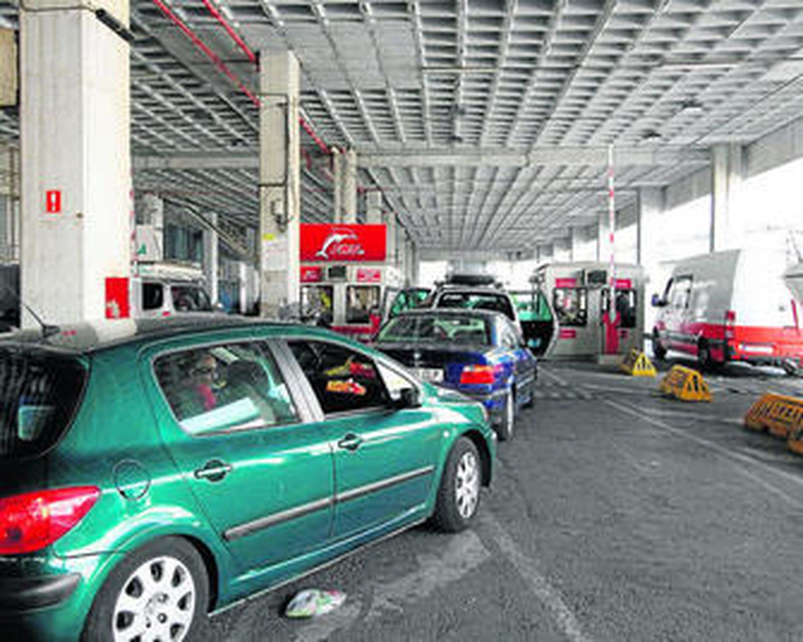 Vehículos en cola en la Estación Marítima del puerto de Algeciras, el pasado fin de semana.