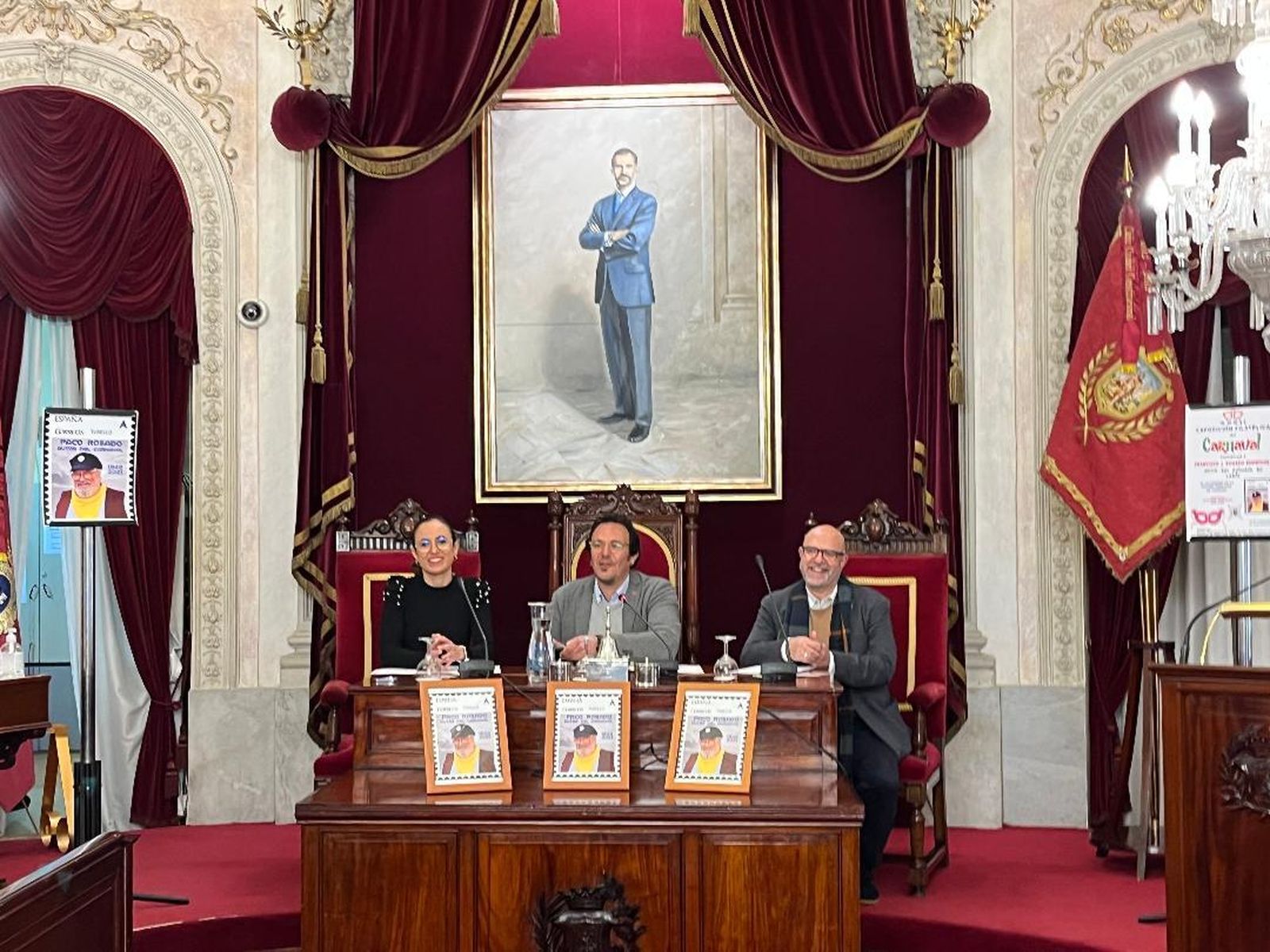 Lola Cazalilla, el alcalde de Cádiz José María González, y el presidente de la Sociedad Filatélica Gaditana, Paco Velázquez, durante la presentación del sello de Paco Rosado.