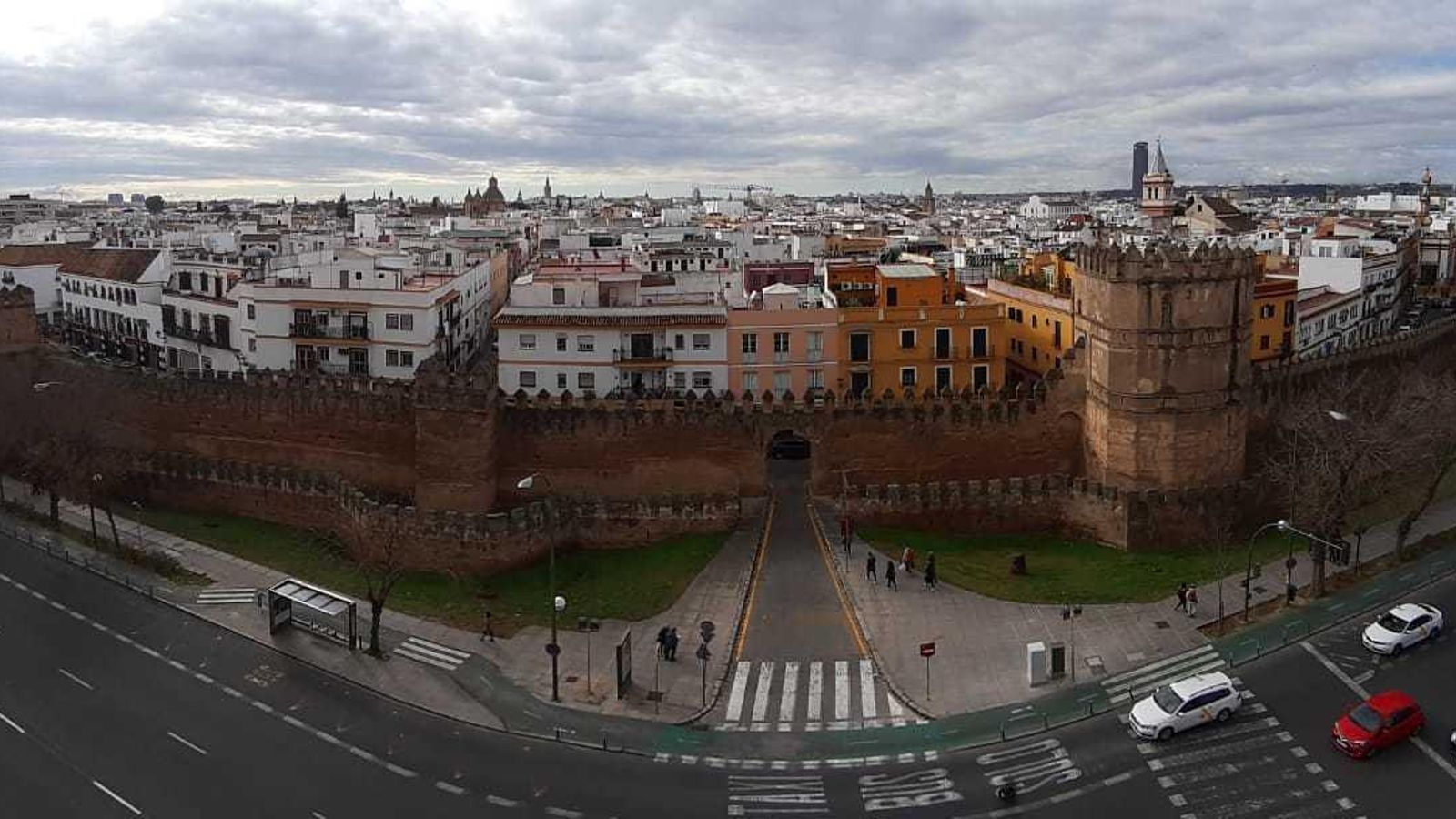 Panorámica de la muralla desde la azotea del Hotel Macarena.