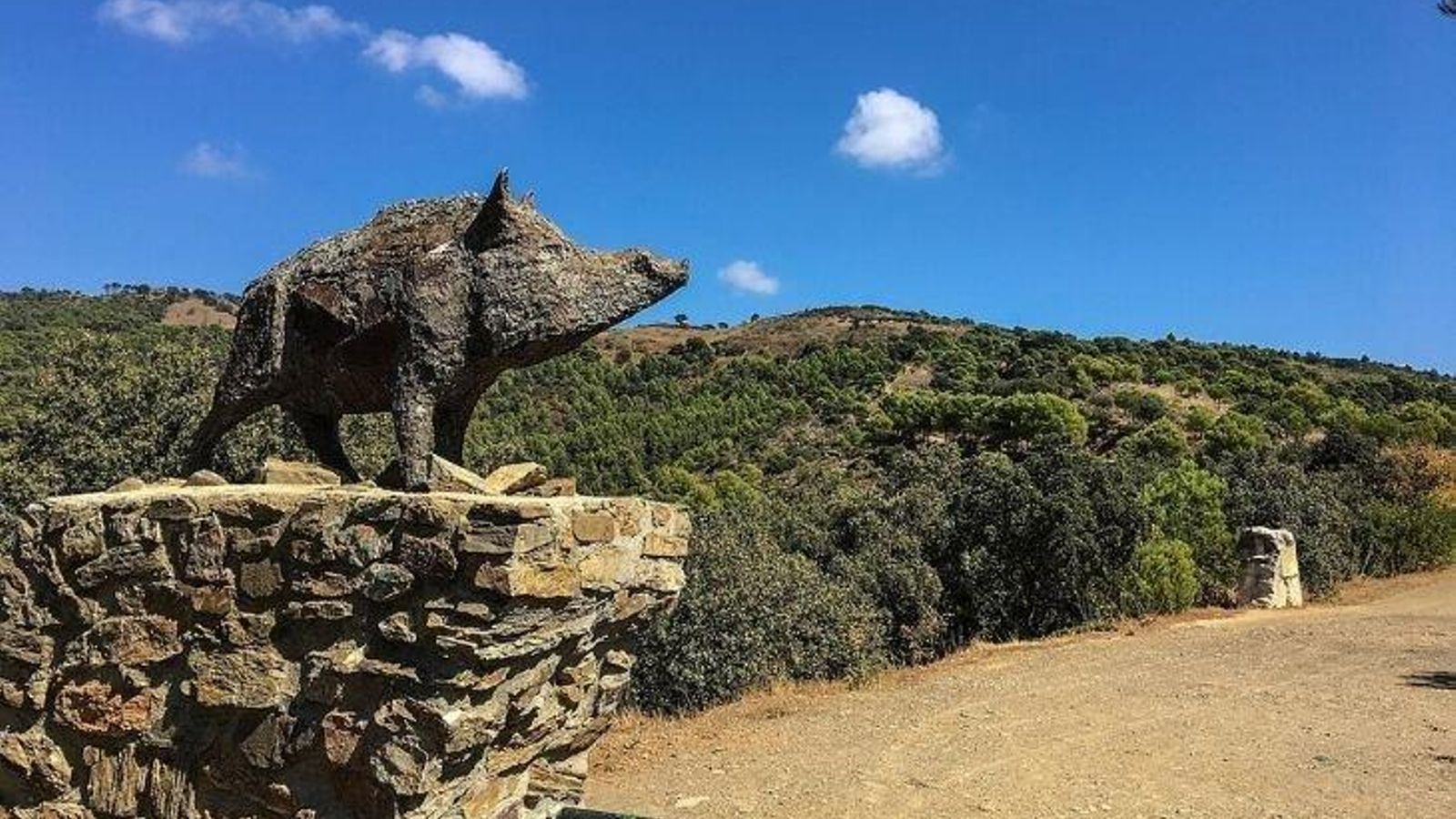 El jabalí hecho de chatarra encontrada en los montes tiene un gran mensaje.